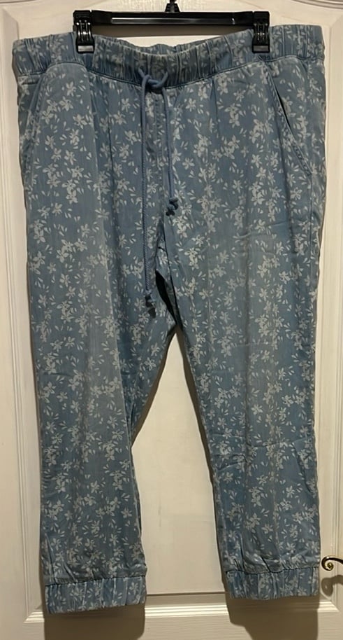 Side Stitch Blue Cropped Pants with Relaxed Fit and Drawstring Waist