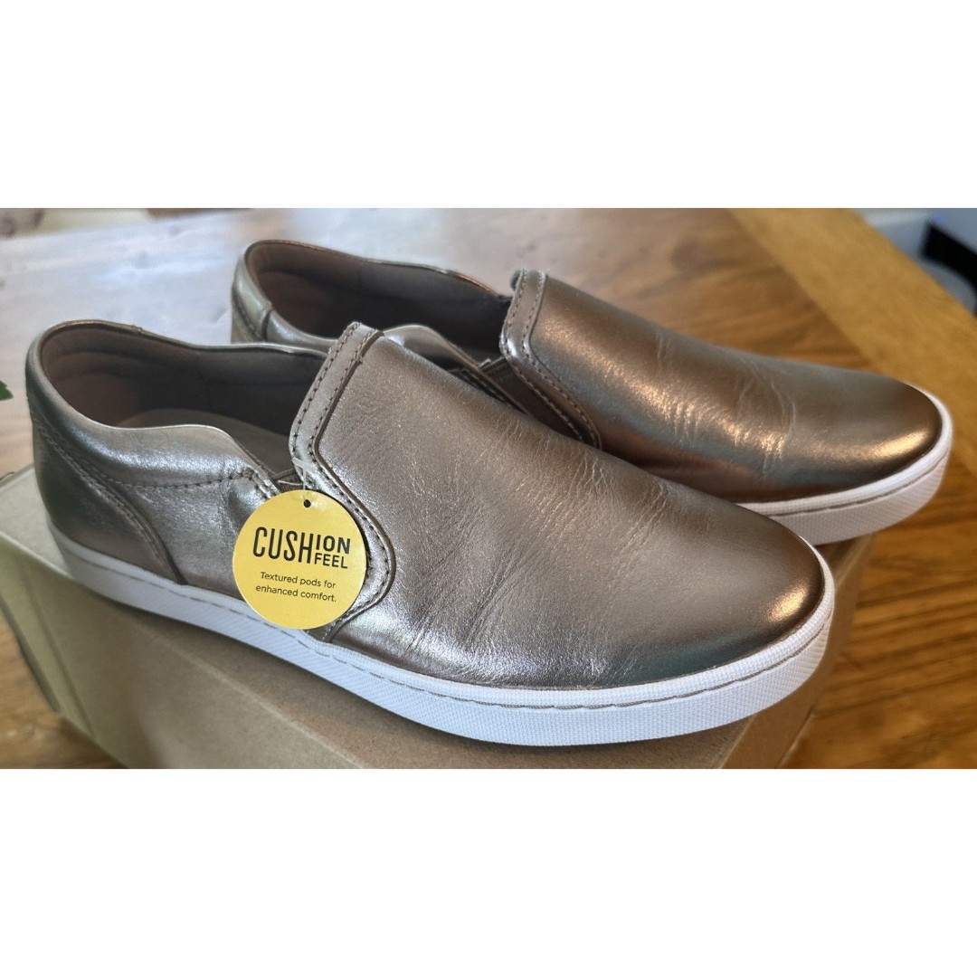 Clark’s women’s Metallic Comfort Sneakers Size 7 New In Box B1076
