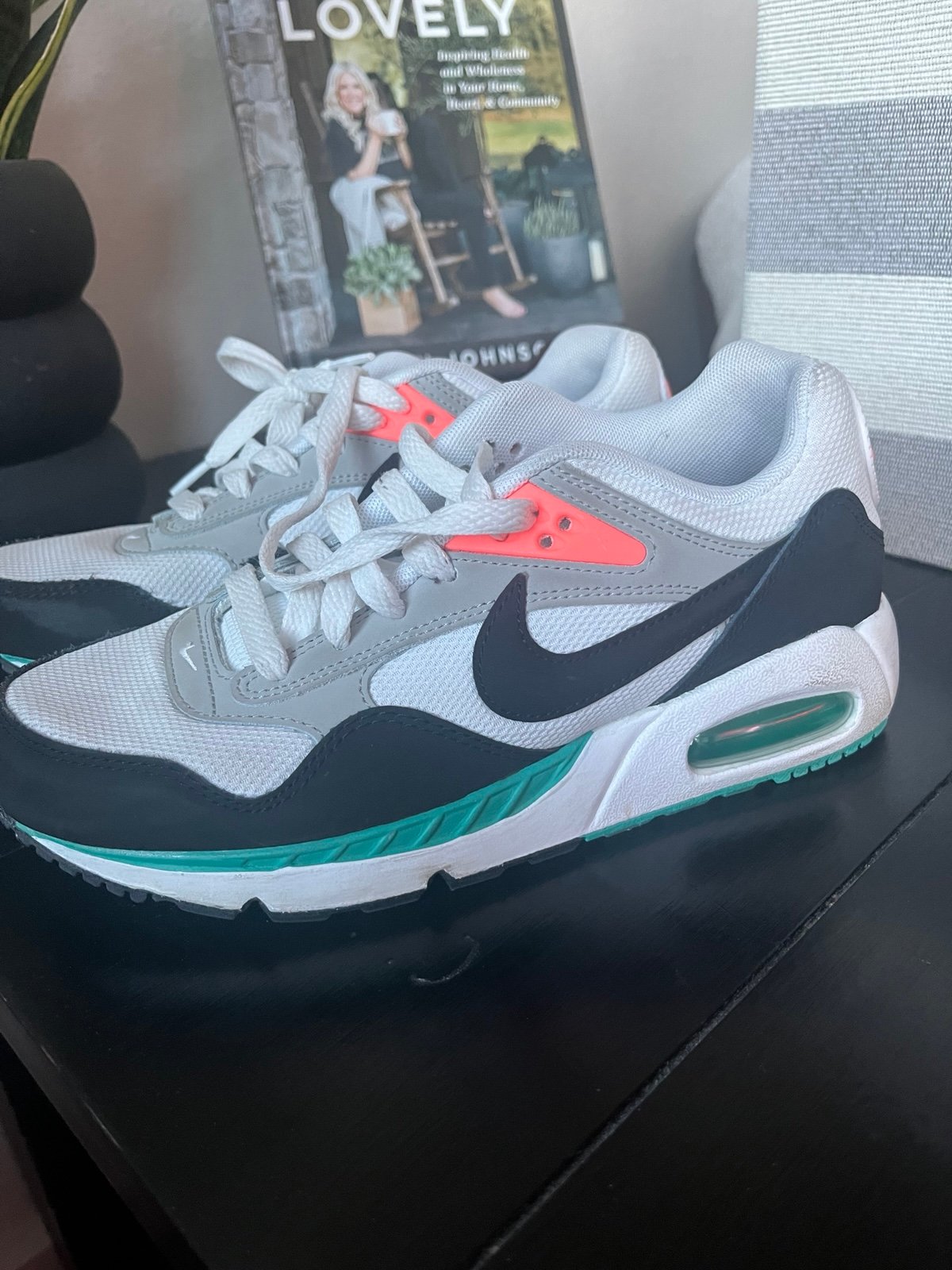 Nike like new air max correlate womens shoes size 6.5.