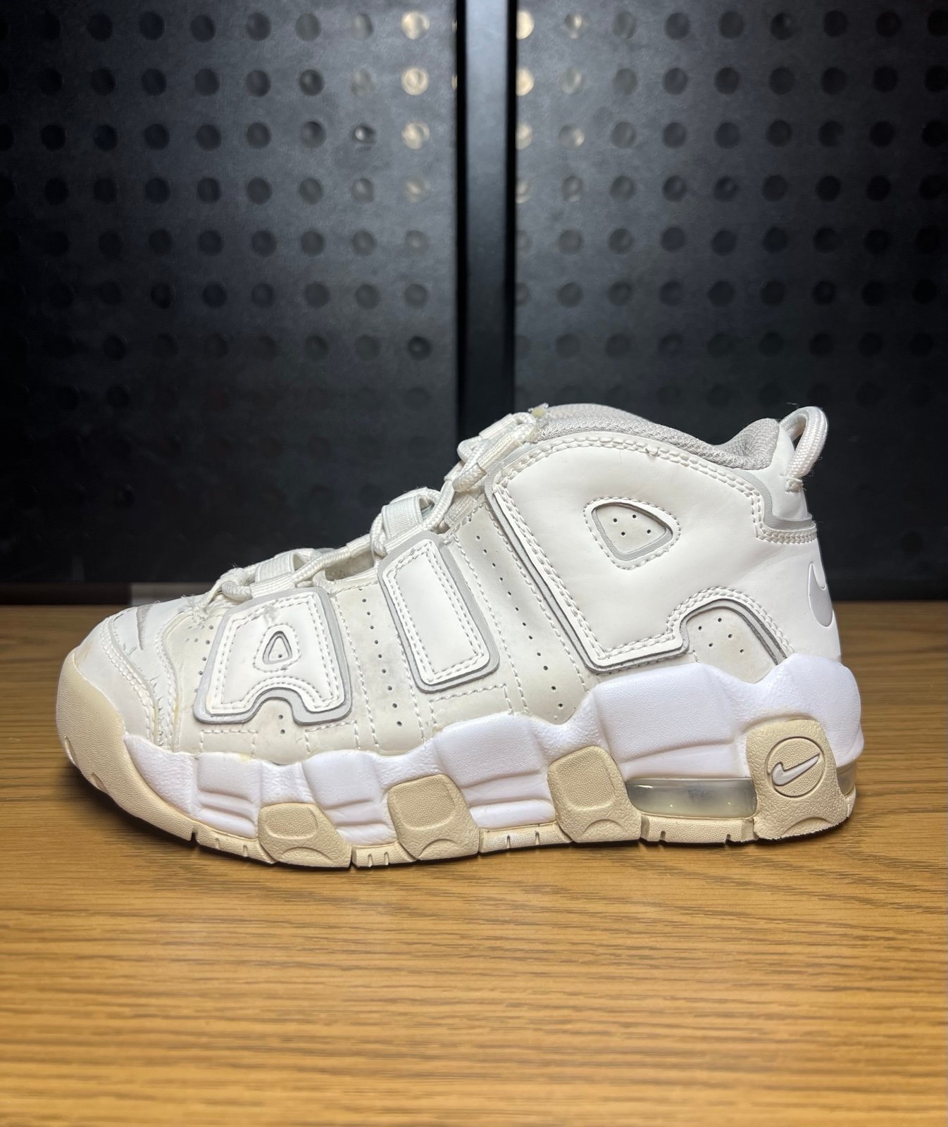 ウィメンズ Nike Air More Uptempo Light Bone Alligator Nike Air More Uptempo '96 „Light Bone”. Nike SNKRS
