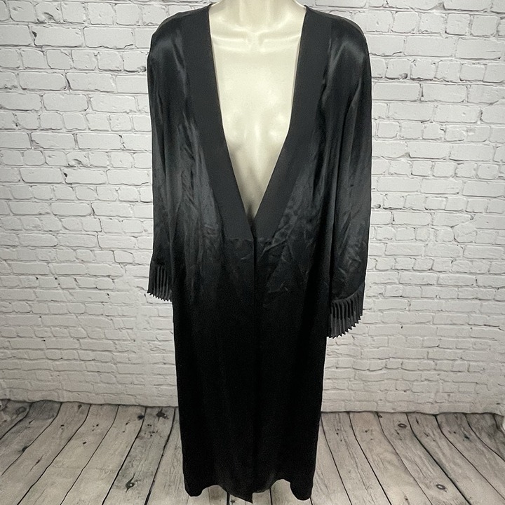 Valerie Stevens Black 100% Silk Long Sleeve Pleated Cuffs Robe Size Medium M