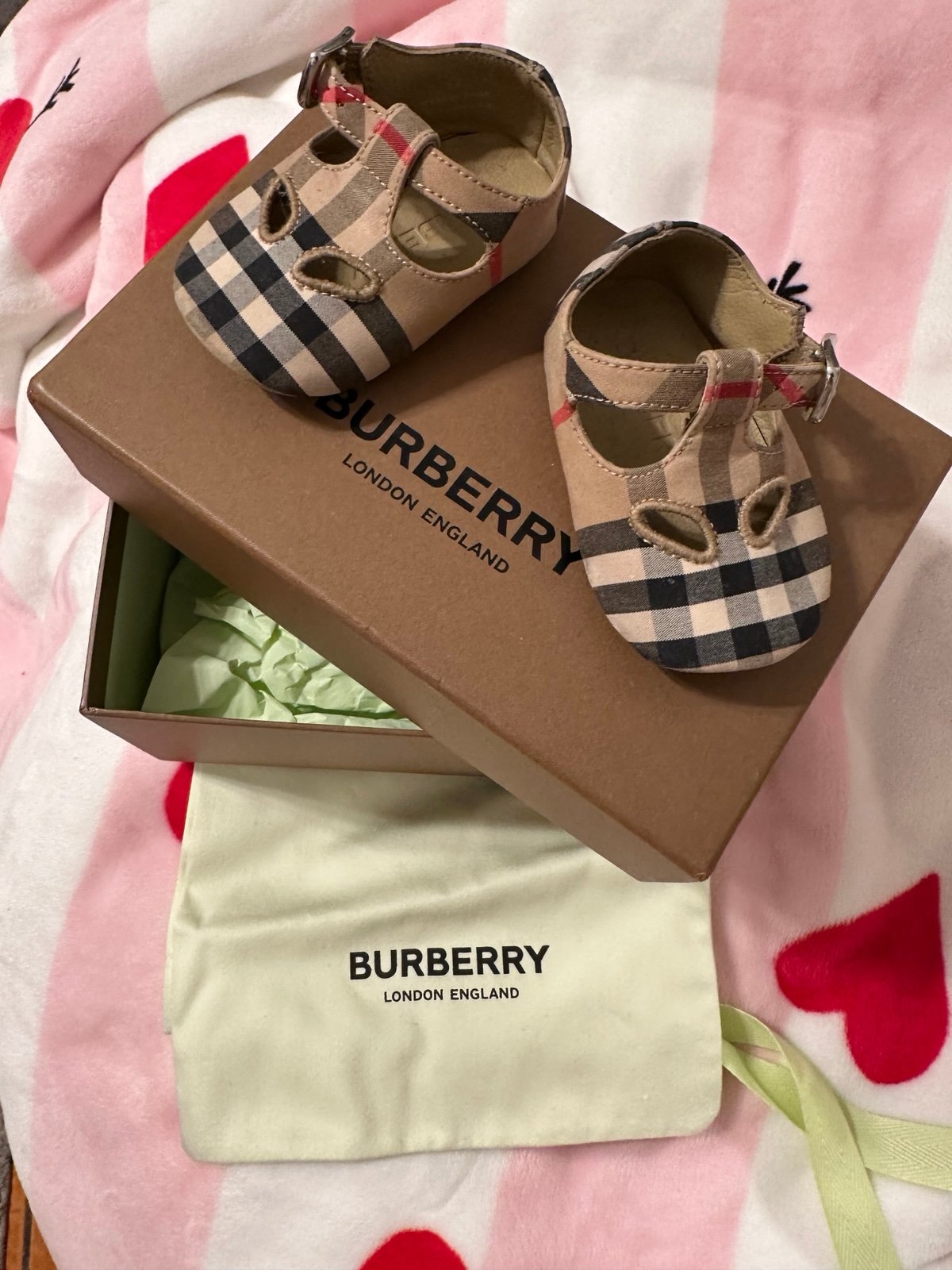 Burberry baby crib shoes
