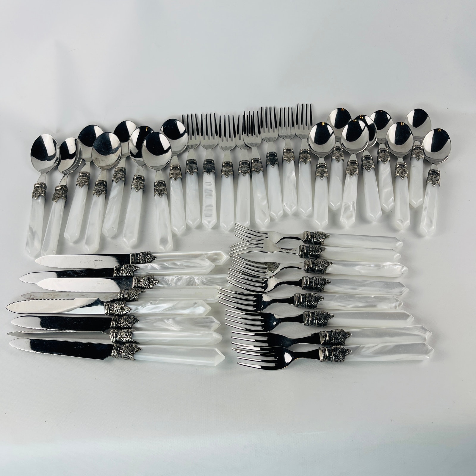 40 piece 18/10 Stainless Steel Italy Flatware Set White Handle; 8 Place Setting