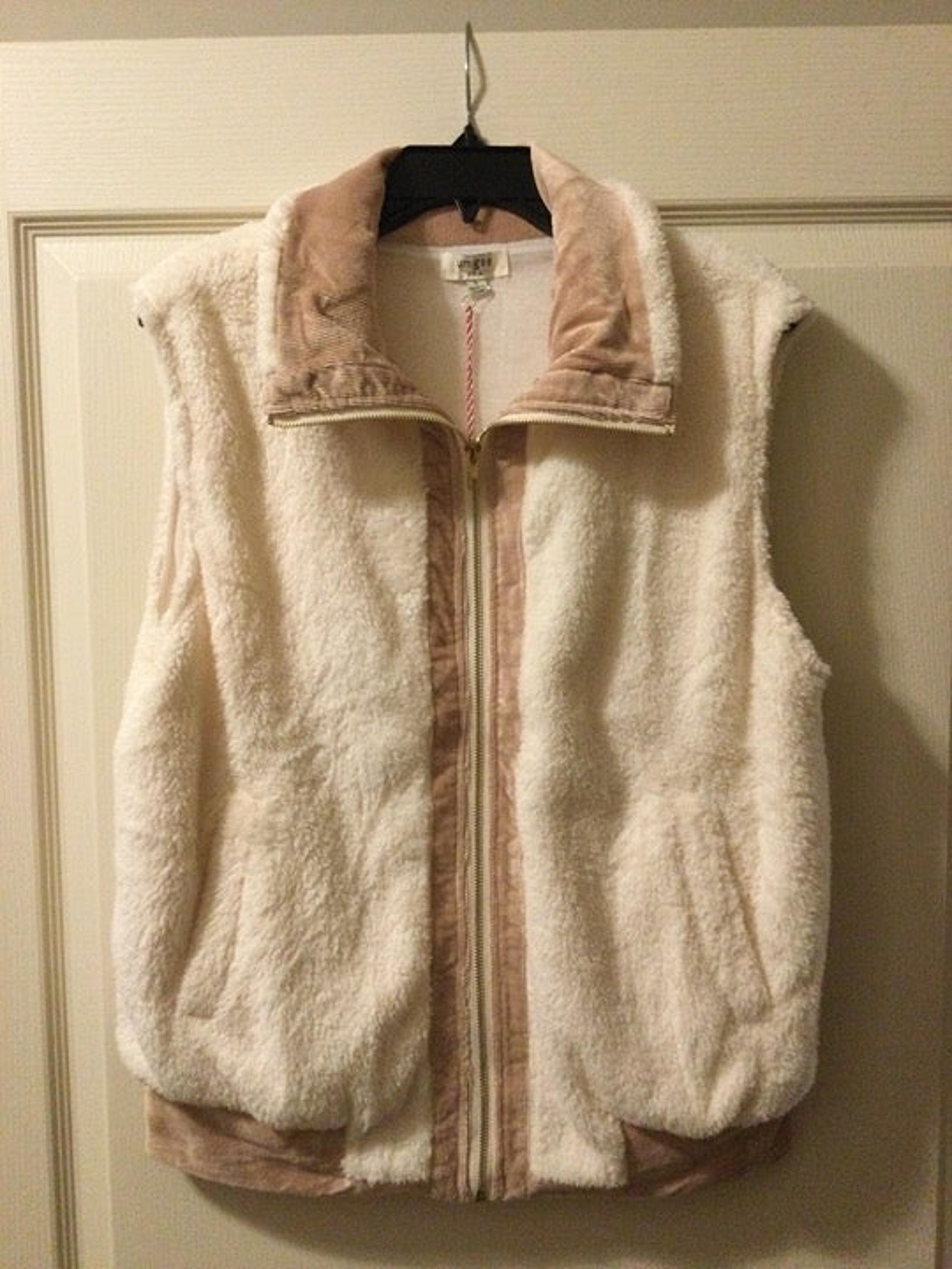 NWT- Umgee Cream Fuzzy Vest with Pink Trim. Women’s size Large (A2)