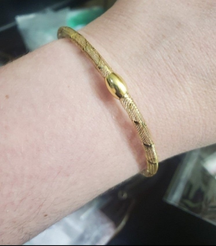 18k mesh bracelet. Stamped 18k. Lightweight. Great for every day wear. Will flex
