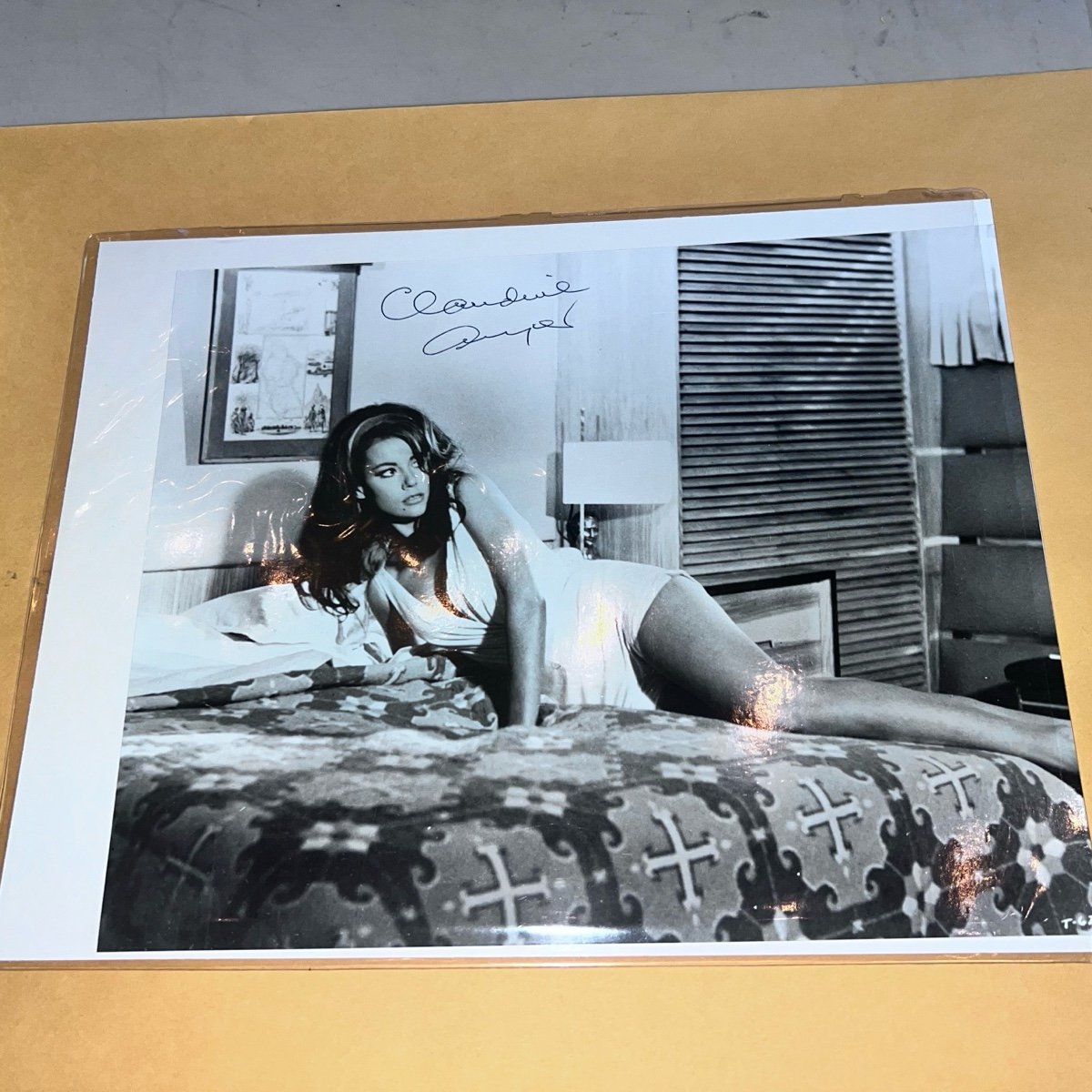 E Claudine Auger Signed Photo / Autographed Actress James Bond Thunderball