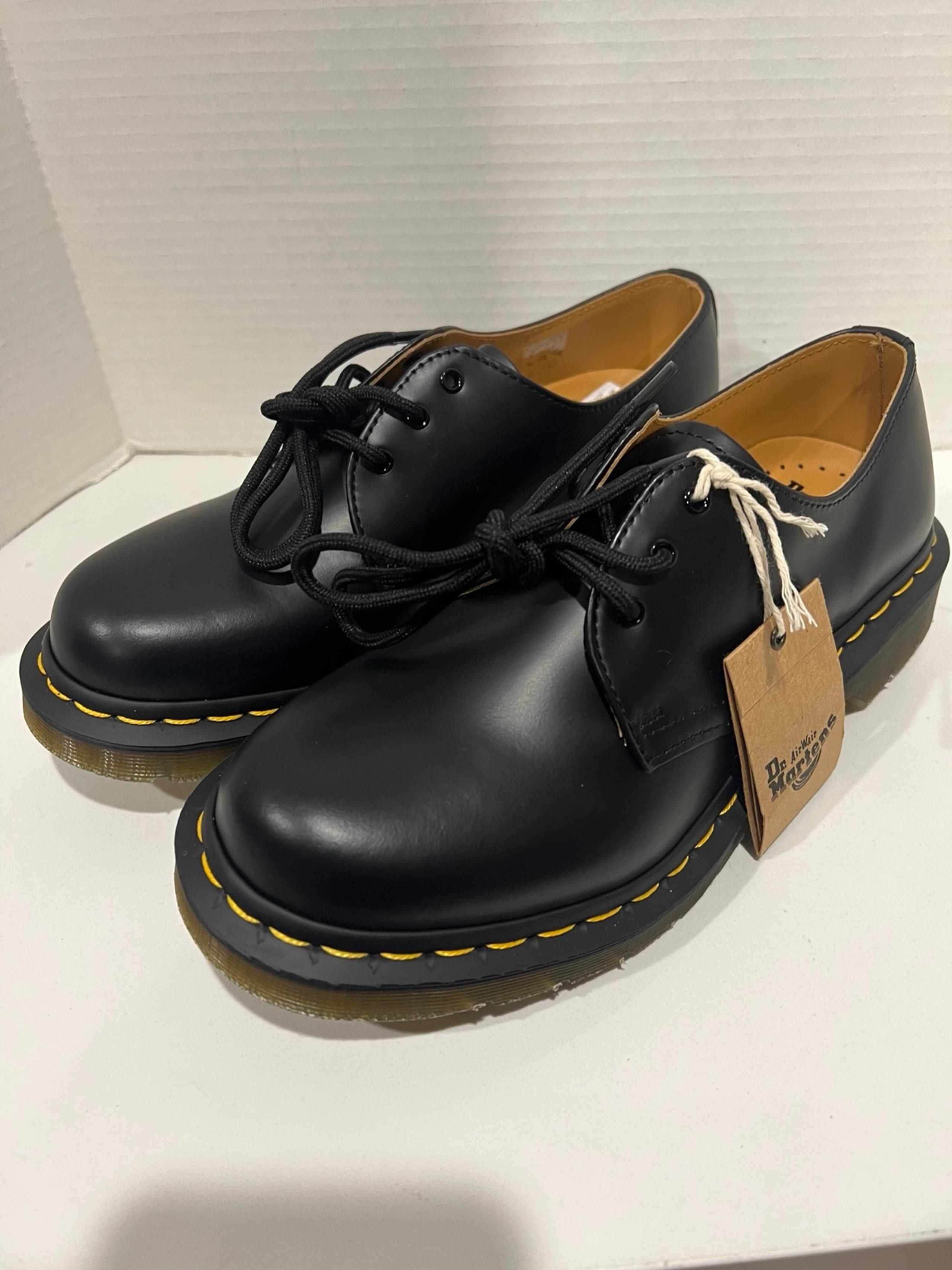 DR. MARTENS SMOOTH LEATHER OXFORD SHOES 
SIZE Women 8