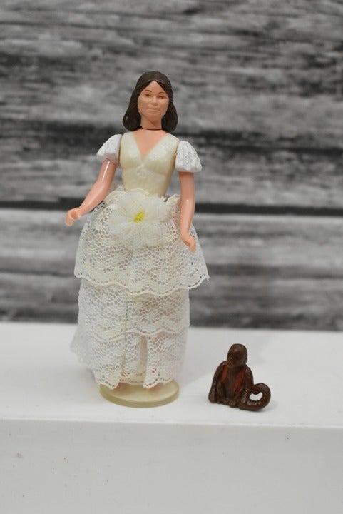 1982 Indiana Jones Marion Ravenwood Figure w stand Raiders Lost Ark Monkey