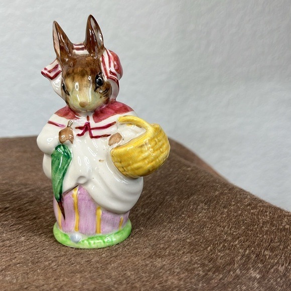 Beatrix Potter Ceramic Bunny Mrs Rabbit with Basket Figurine Beswick England