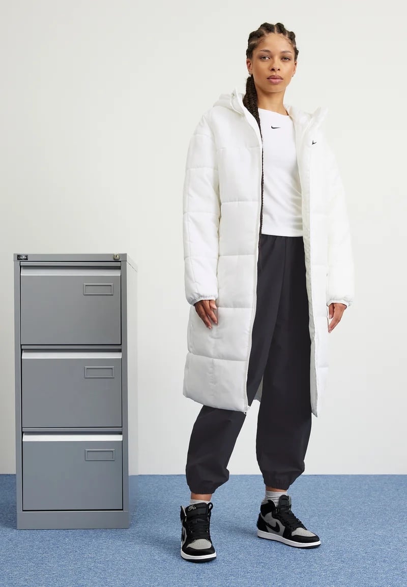 Nike Women's White Long Classic Puffer Therma-Fit Jacket Hooded ParkaFB7675-133