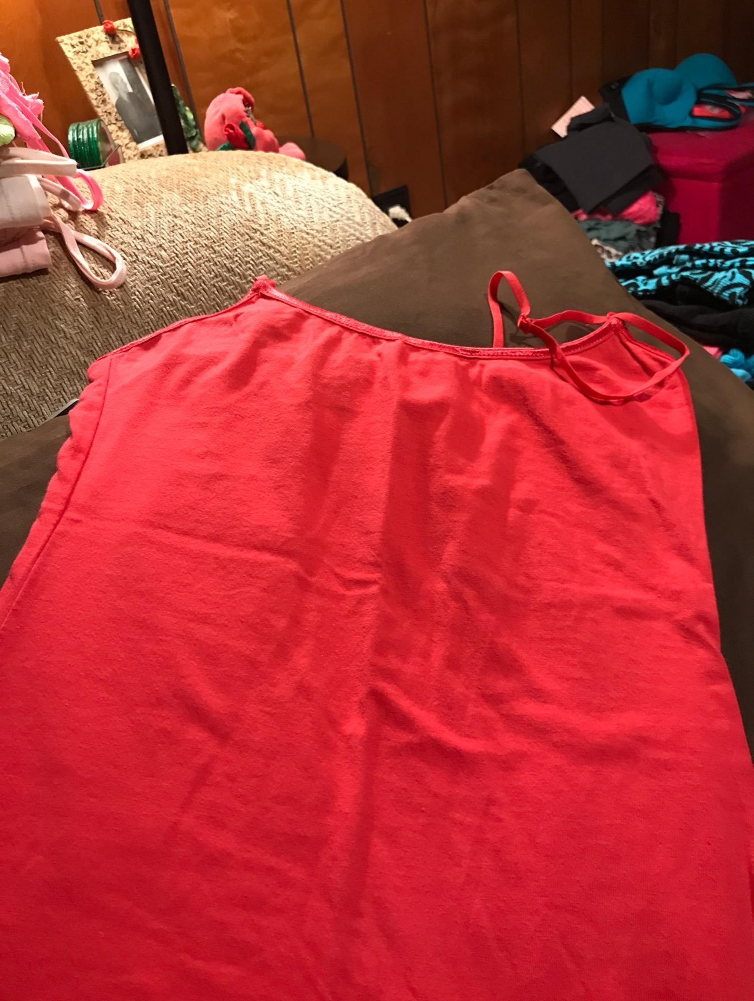 tank top small red