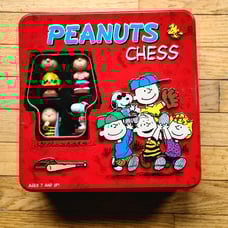 GD324 Peanuts Chess Set (Tin Carry Case Included)