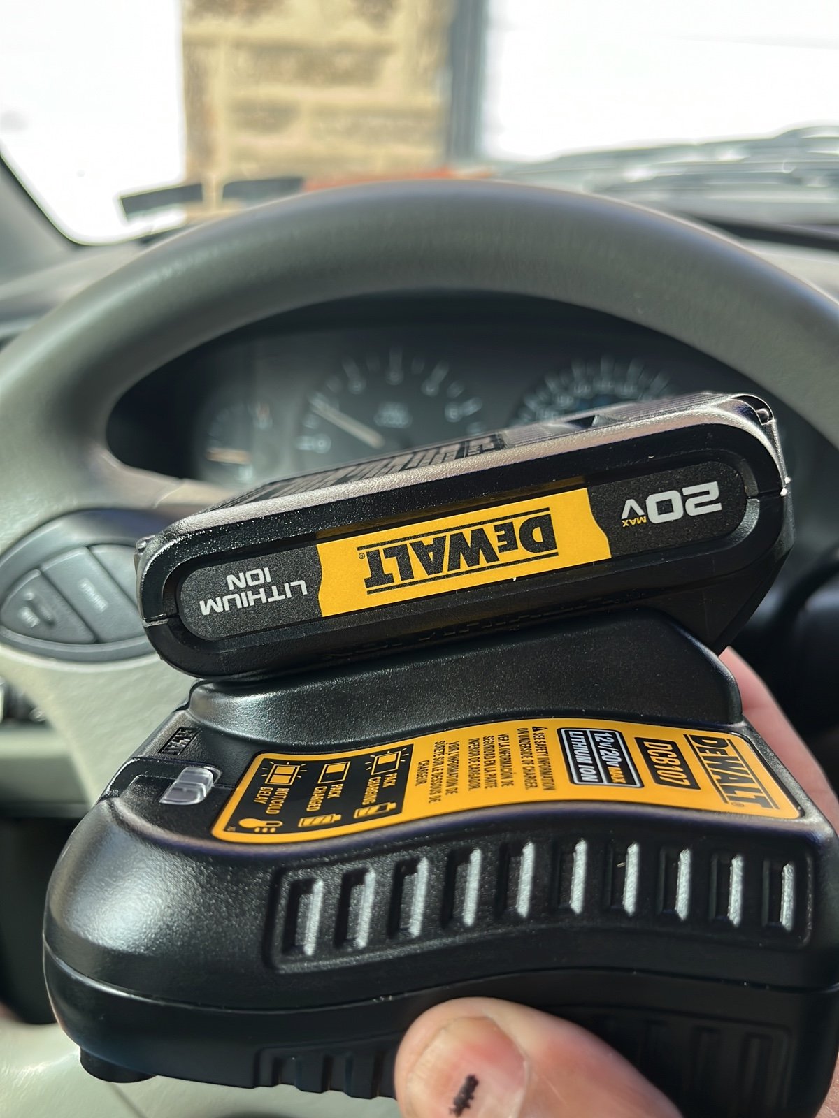 DeWalt 20v Max 1.5 ah battery and 12v/20vmax charging station