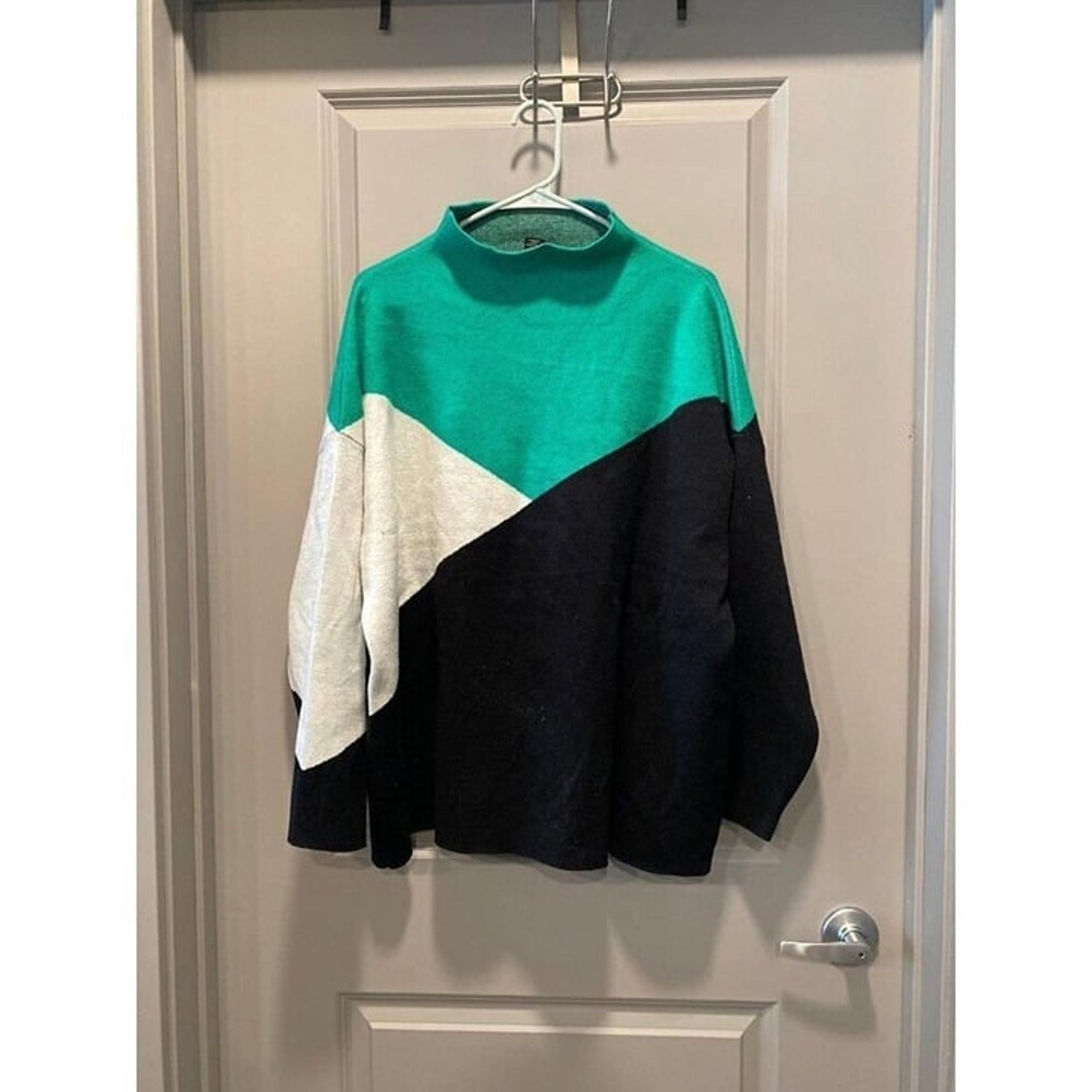 Tahari 2X Color Block Mock Neck Sweater – Green, Black & White Pullover