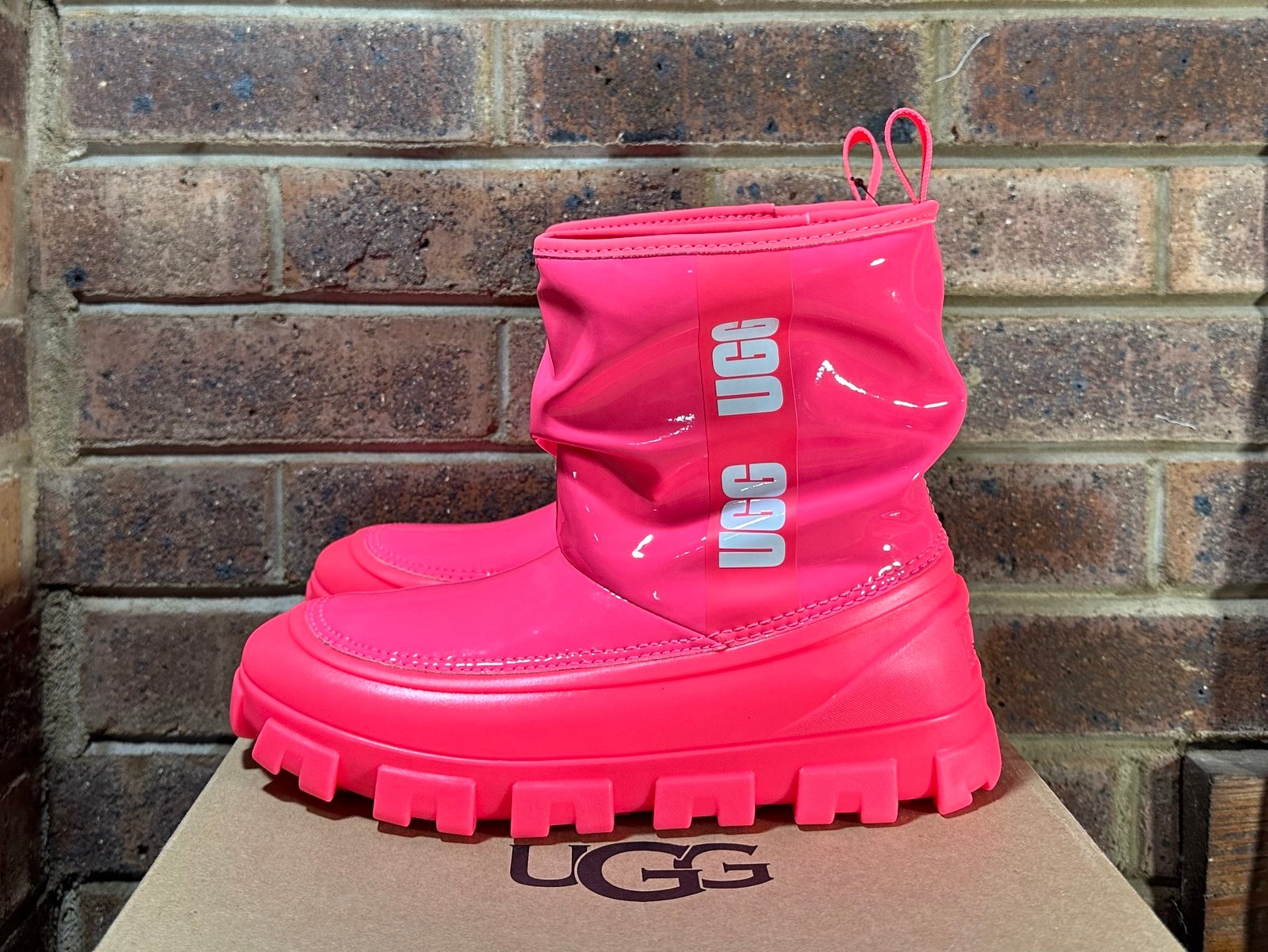 UGG Classic Brellah Size 5 Girls Kids Mini Boot NWT Super Coral