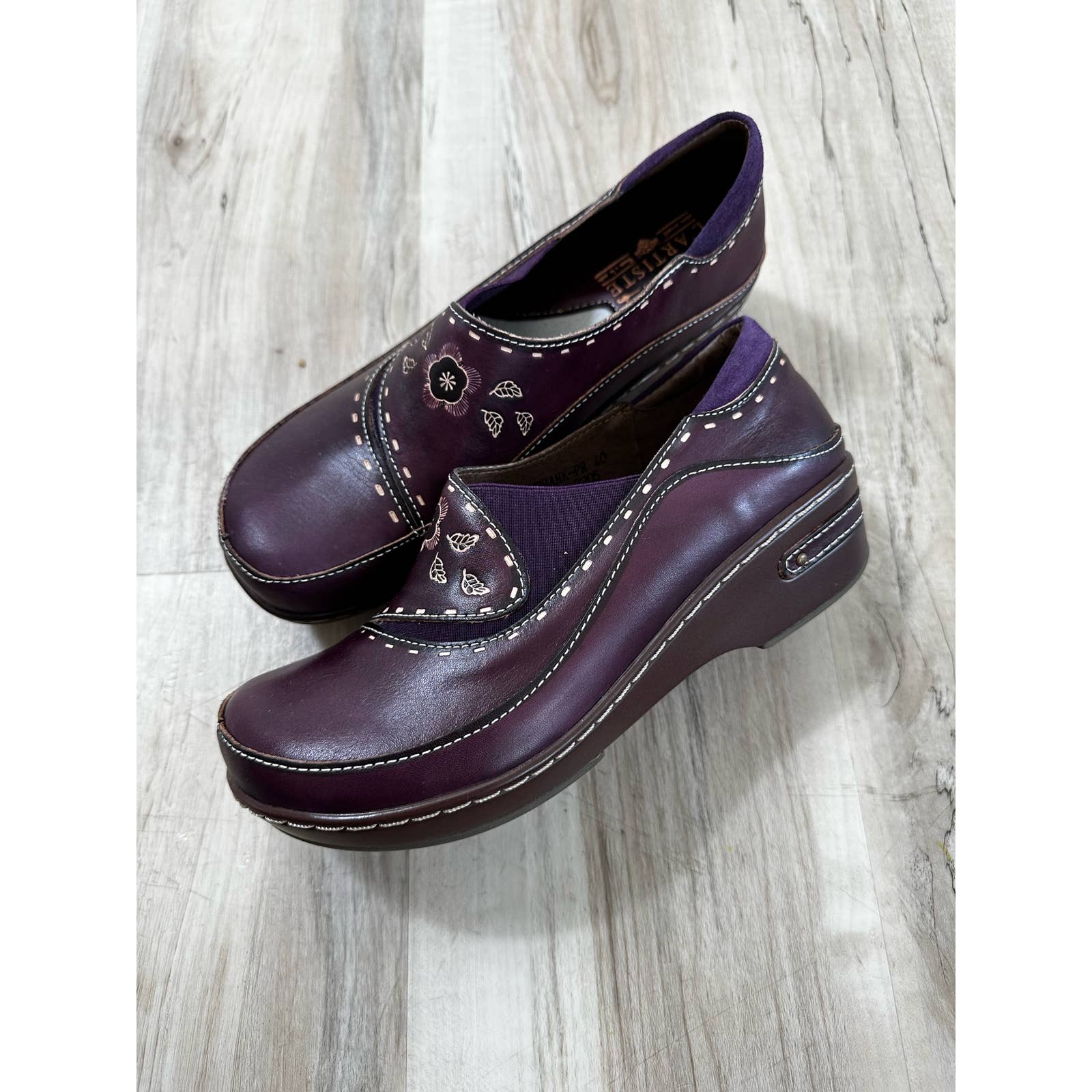 L’Artiste purple Burbank clogs leather hand painted