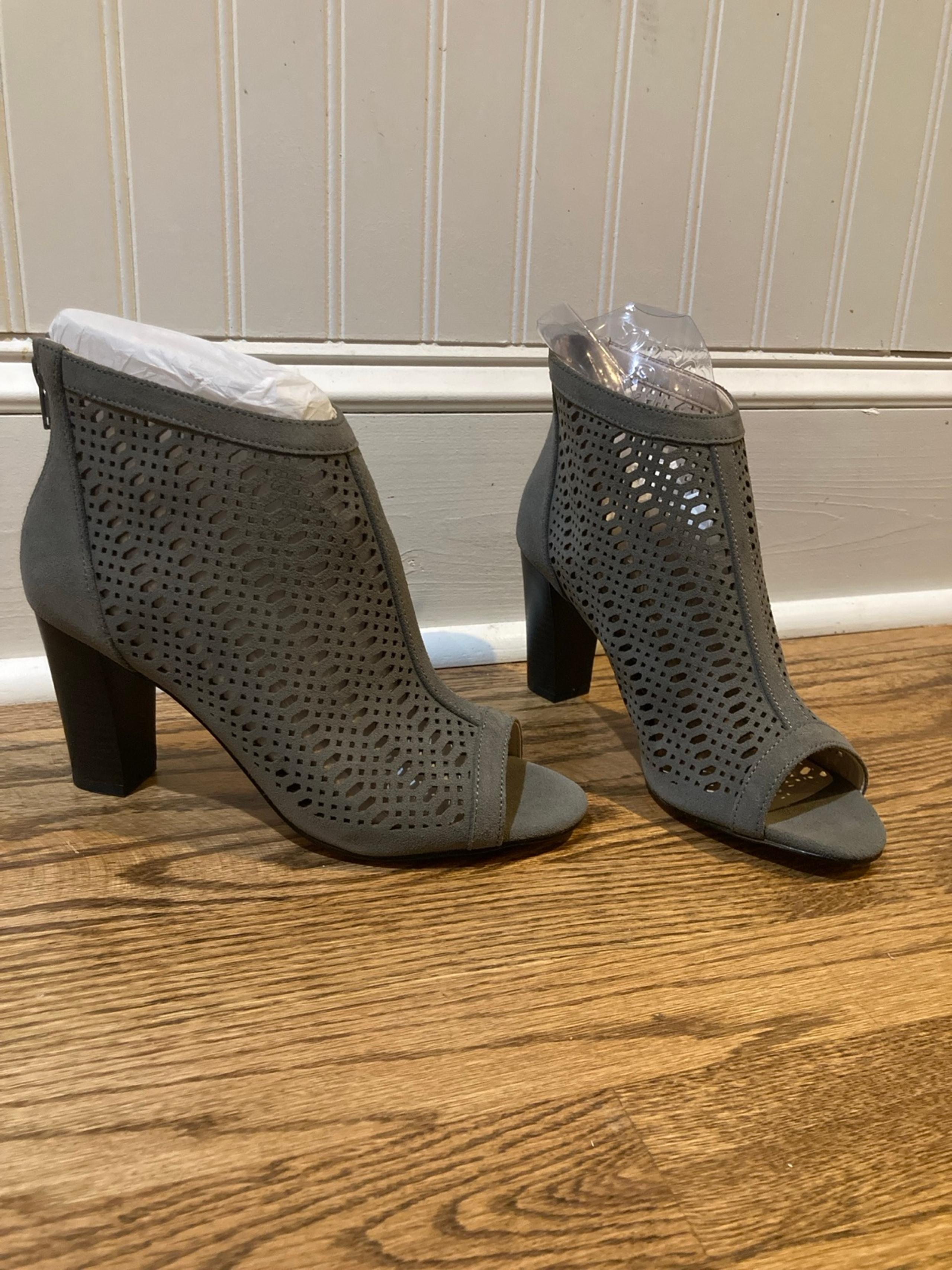 Brooks Brothers 8.5 Suede Open Toe High Heel