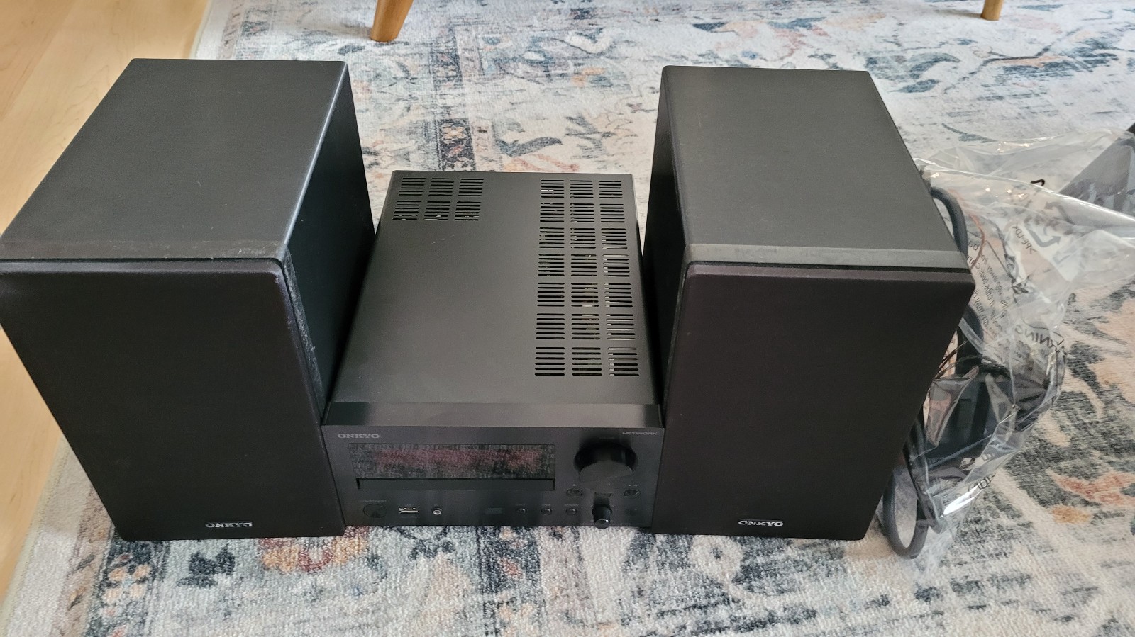 Onkyo CR-N755 Stereo Amplifier with Speakers (wifi, CD player)