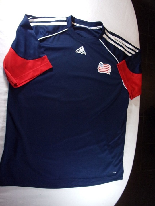ADIDAS NEW ENGLAND SOCCER SHIRT XL RED WHITE AND BLUE SV 186