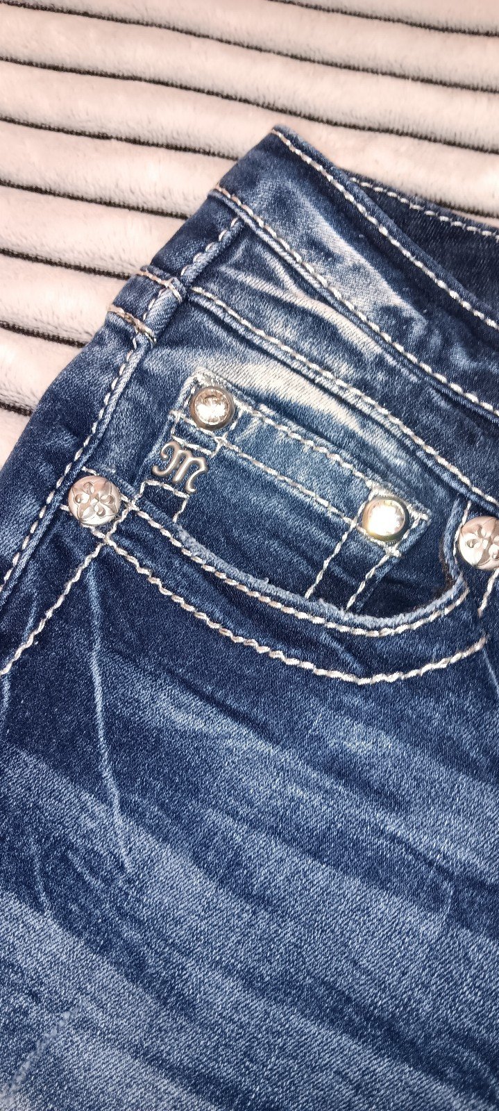 Miss Me 29/30 Midrise Bootcut Jeans NWOT (Click on pics to enlarge and see bette