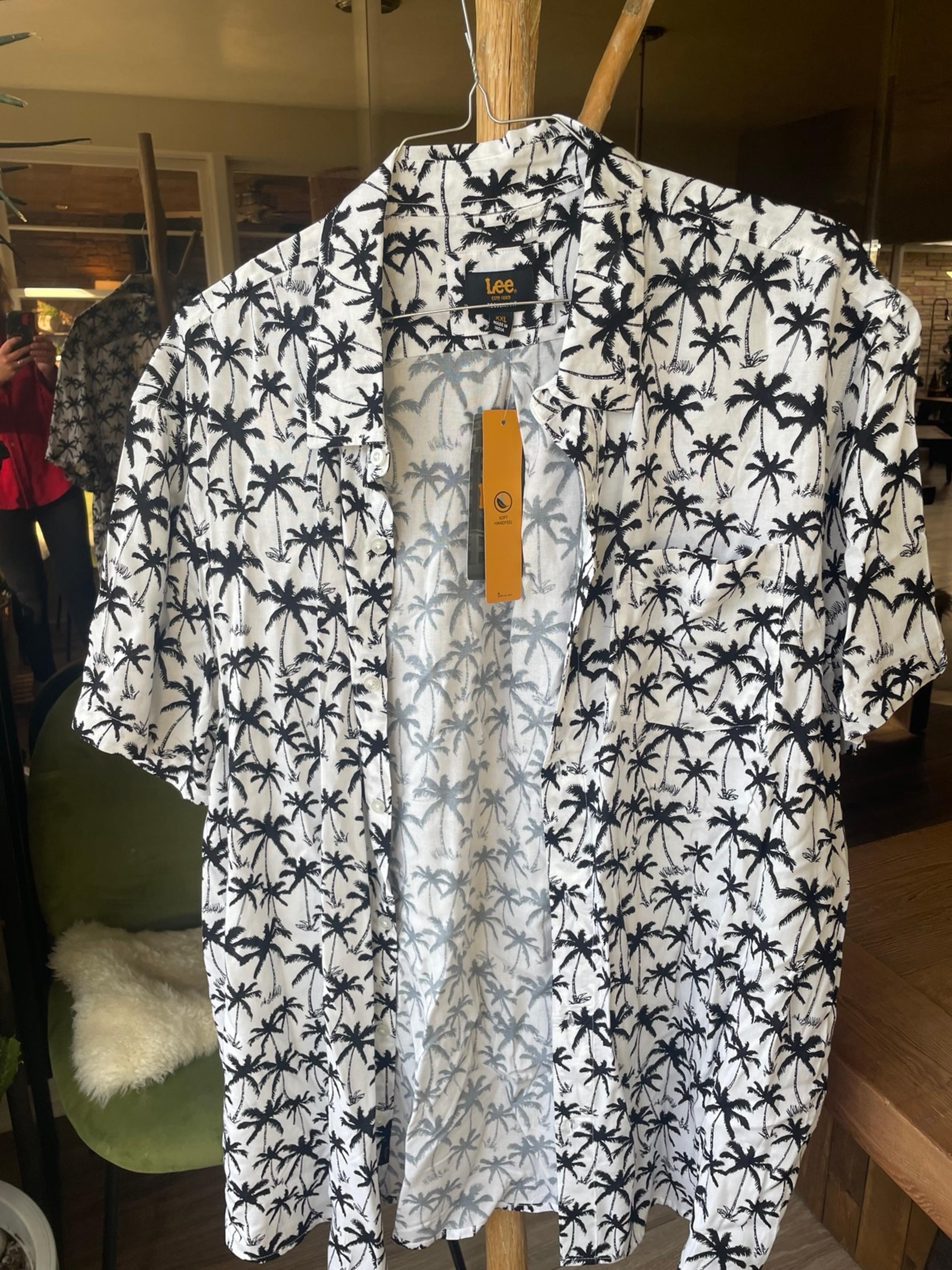 NWT Lee Men’s short sleeve button up shirt size XXL.