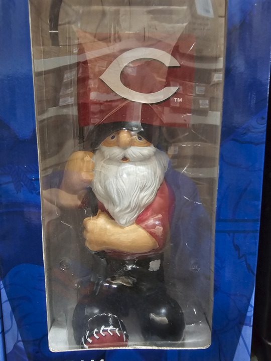 CINCINNATI REDS MLB BASEBALL FLAG HOLDING GNOME