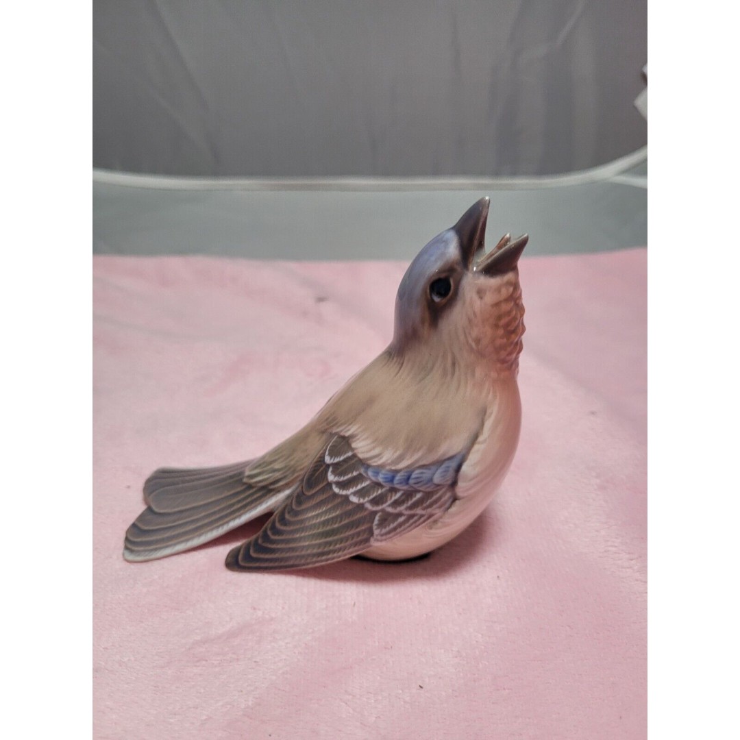 Dahl Jensen porcelain figurine of a bowfinch. Approx. 1920/30s.