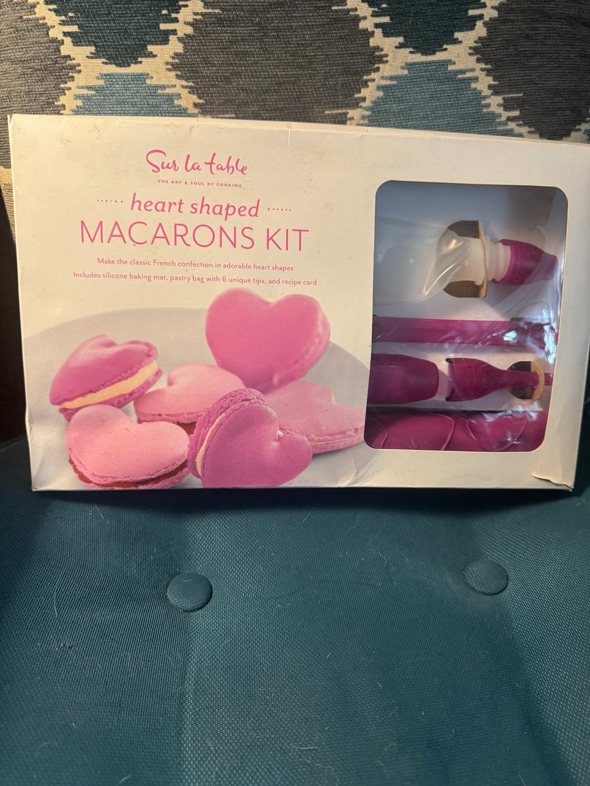 Macarons kit sur la table