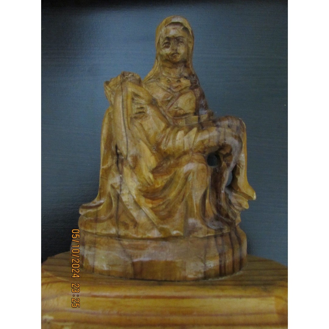 VINTAGE SOLID WOOD HAND CARVED PIETA SCULPTURE JESUS VIRGIN MOTHER MARY STATUE
