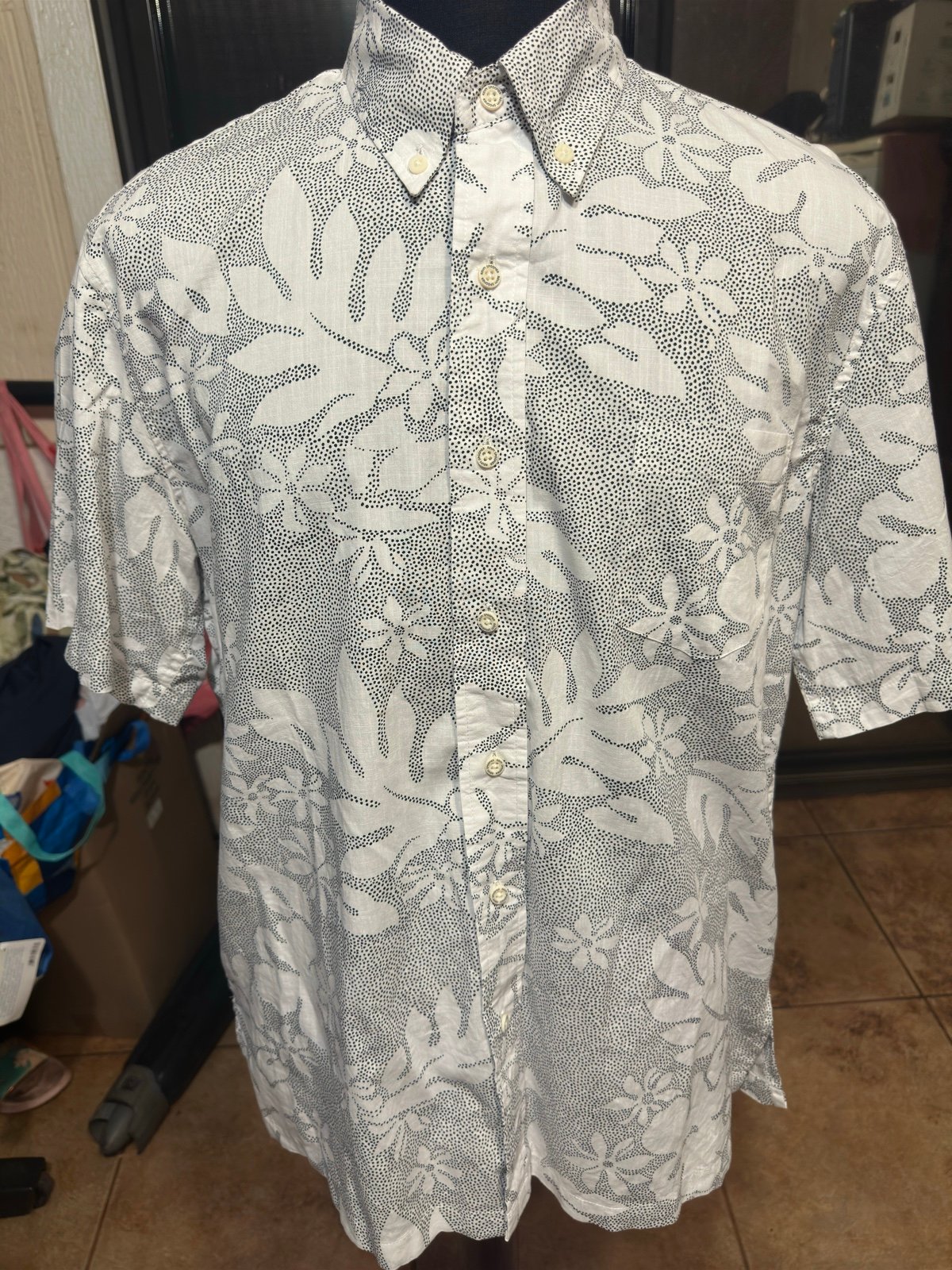 PreOwned Reyn Spooner Classic White Hawaiian Print Full Button Men's Medium