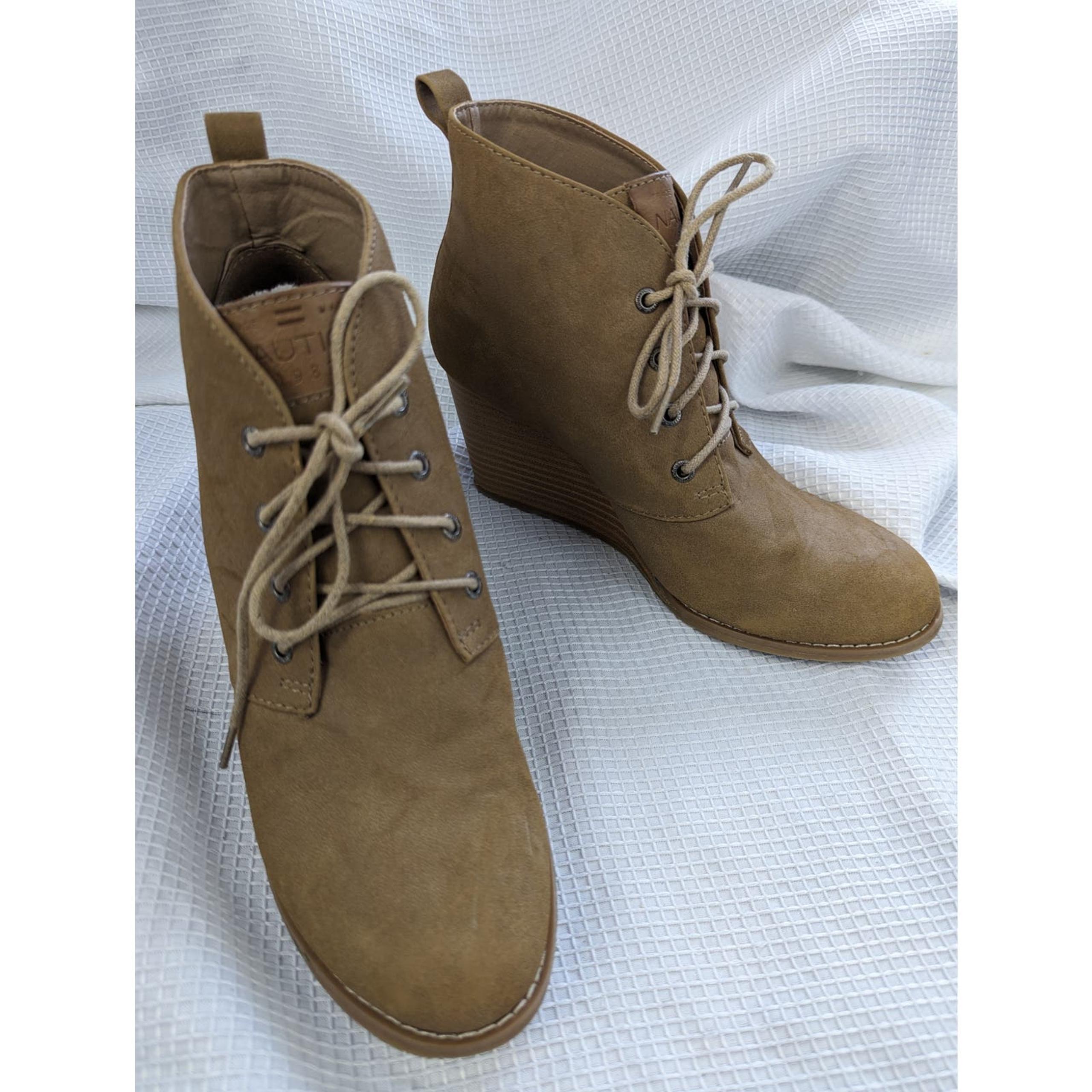 NAUTICA! CAMEL TAN FAUX SUEDE WEDGE HEEL LACE-UP BOOTS, BOOTIES! SZ 8.5