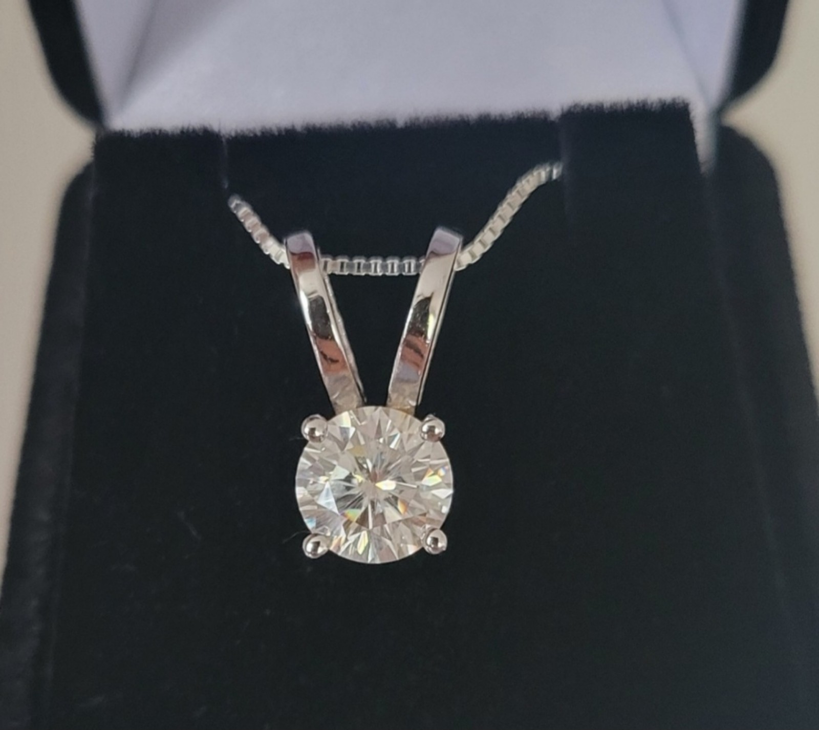 New 2ct Beautiful Moissanite Pendant With A Chain