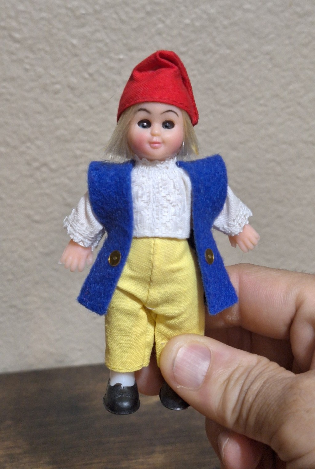 Cute Vintage Rare & Hard To Find Handmade SVENSK Nationaldräkt National Doll.