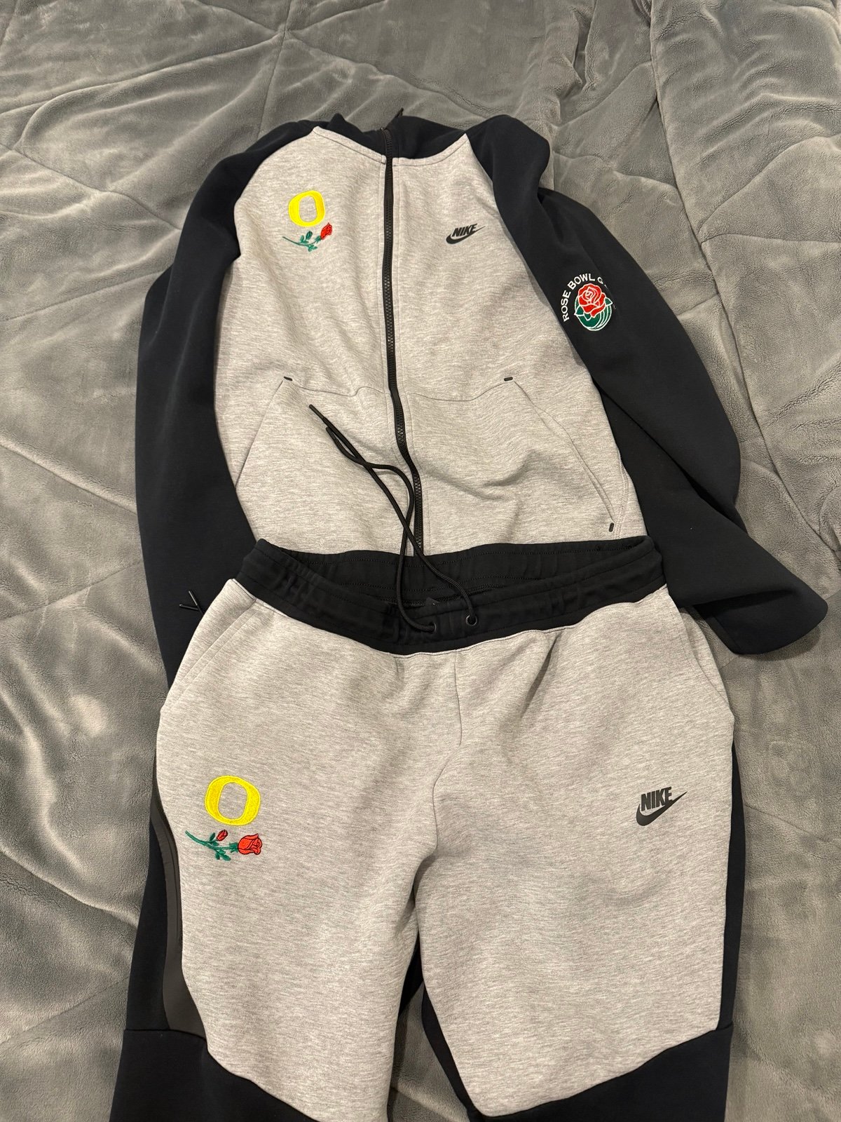 Oregon Football player issued Rose Bowl Tech Fleece