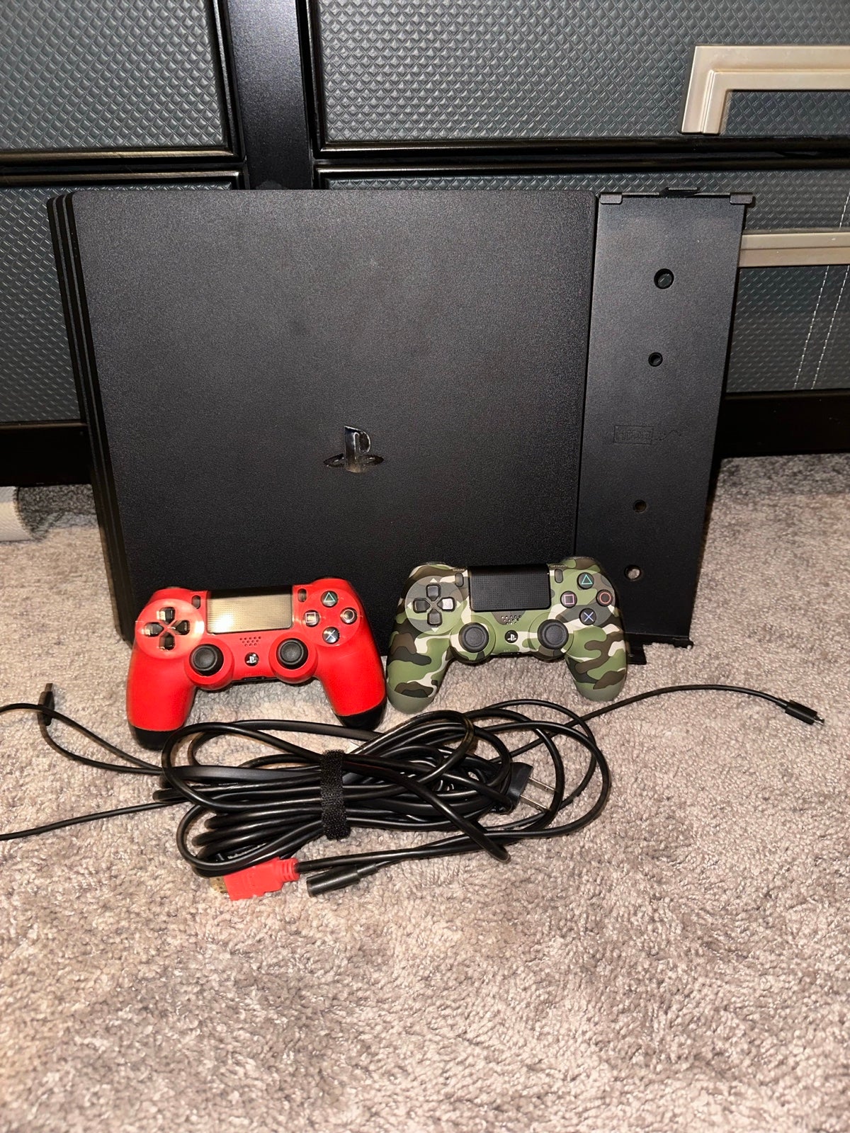 PlayStation 4 Pro 1TB, And Wall Mount