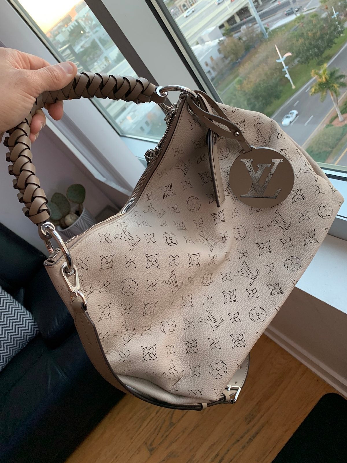 Louis Vuitton mahina hobo bags (txt 813-410-8732)
