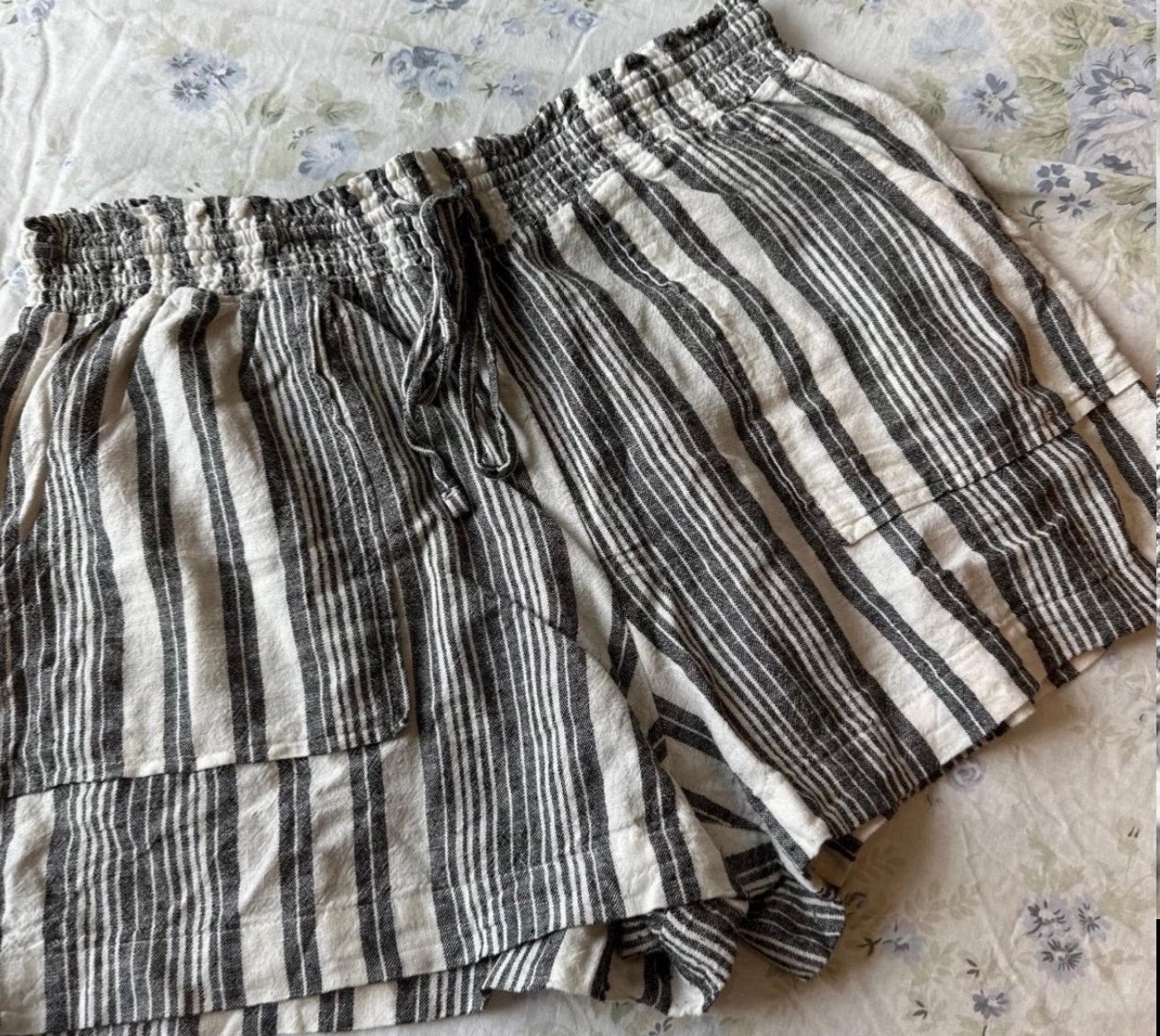 TIME AND TRU WOMEN STRIPED WHITE GREY PULL ON SPRING BOUNCY SHORTS L LARGE