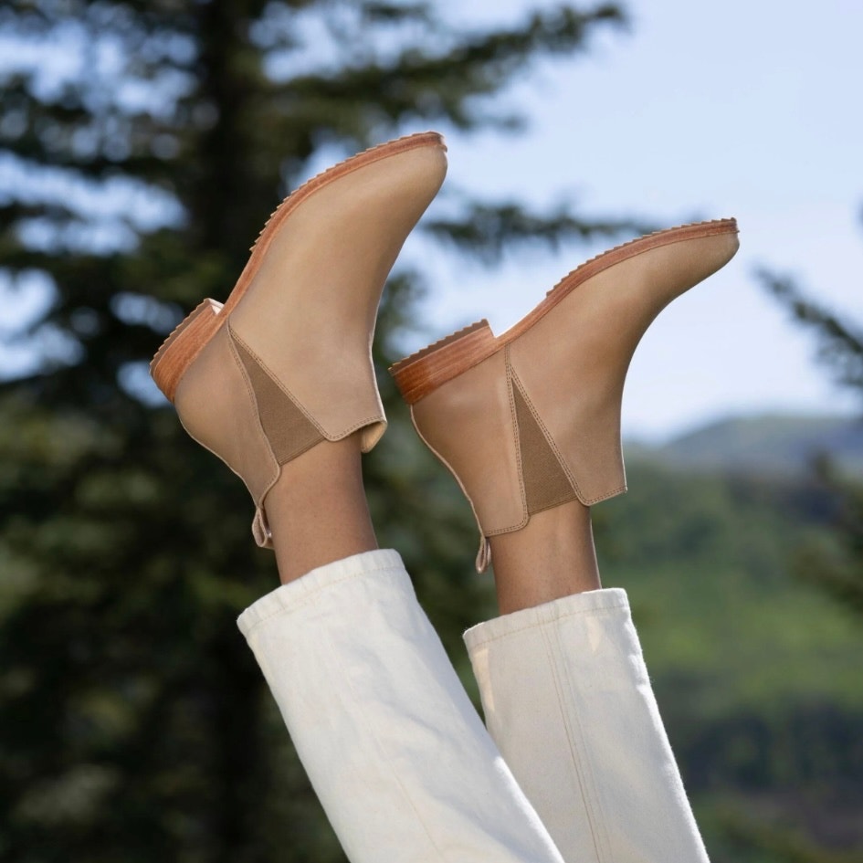 nisolo Everyday Chelsea Boot almond size 8.5 CL