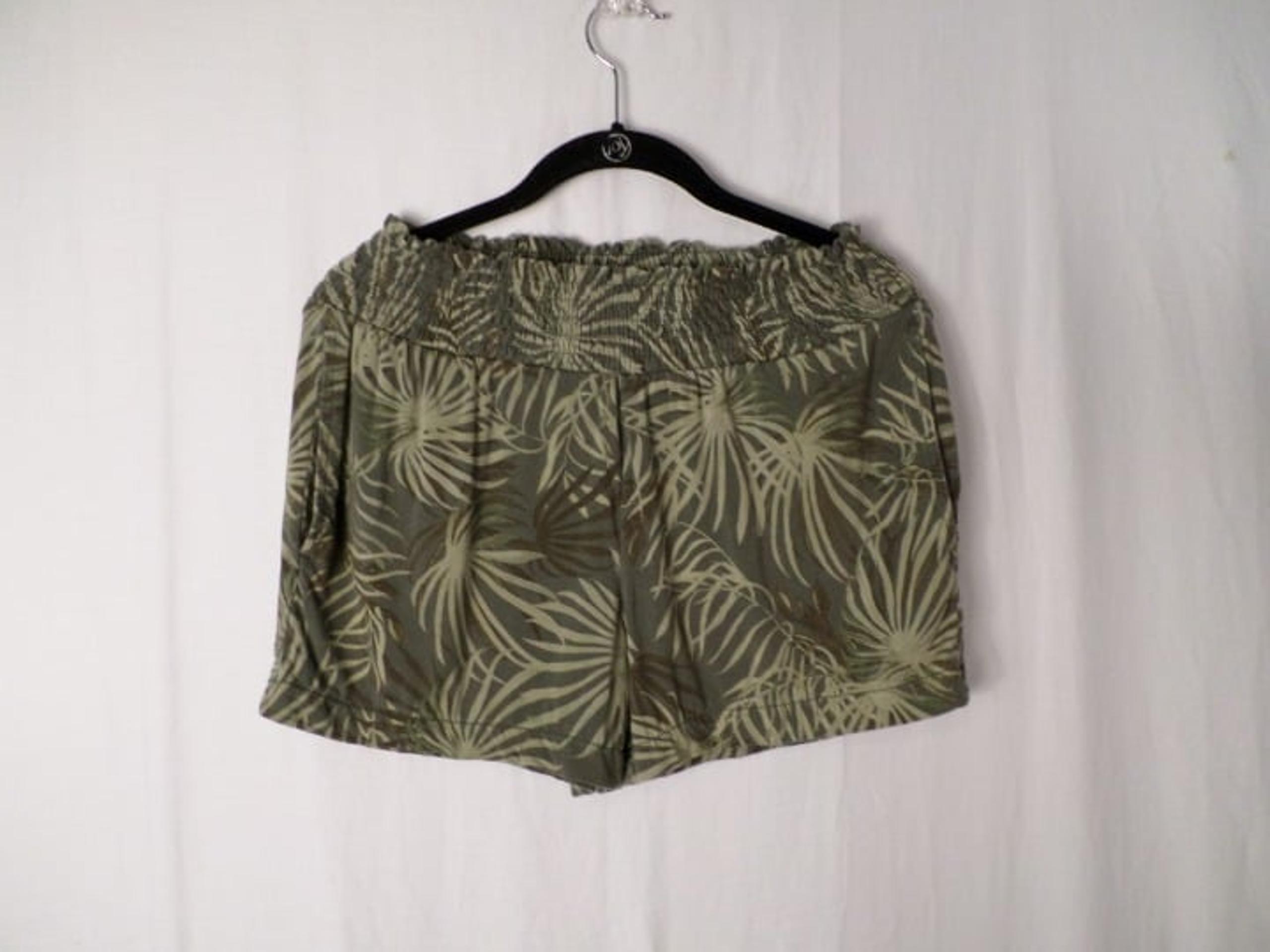 Time & Tru Stretch Camo Palm Tree Shorts Womens Sz 4/6 Small