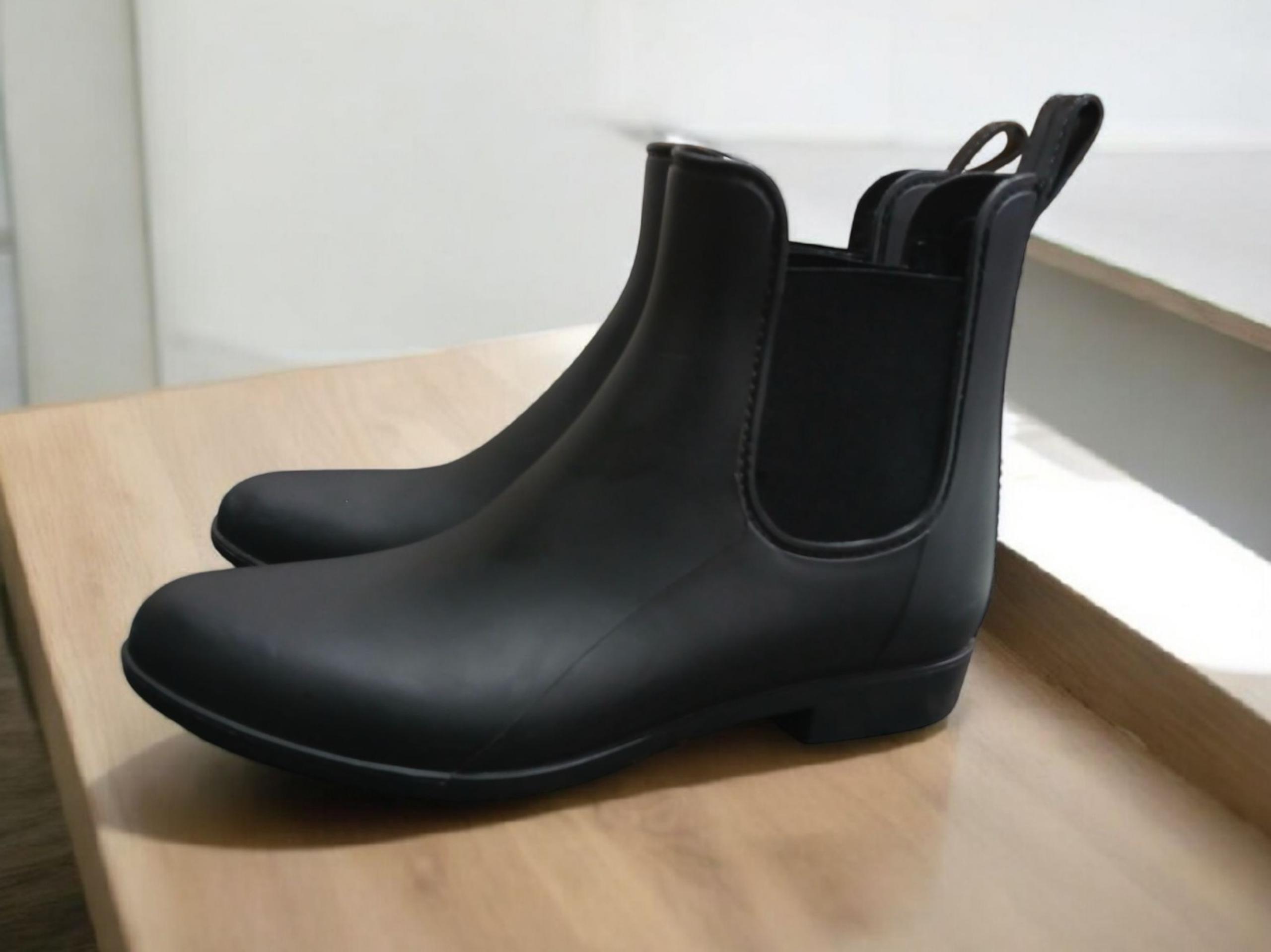 Storm by Cougar Black Rubber Low Rise Rainboots Womans size 11