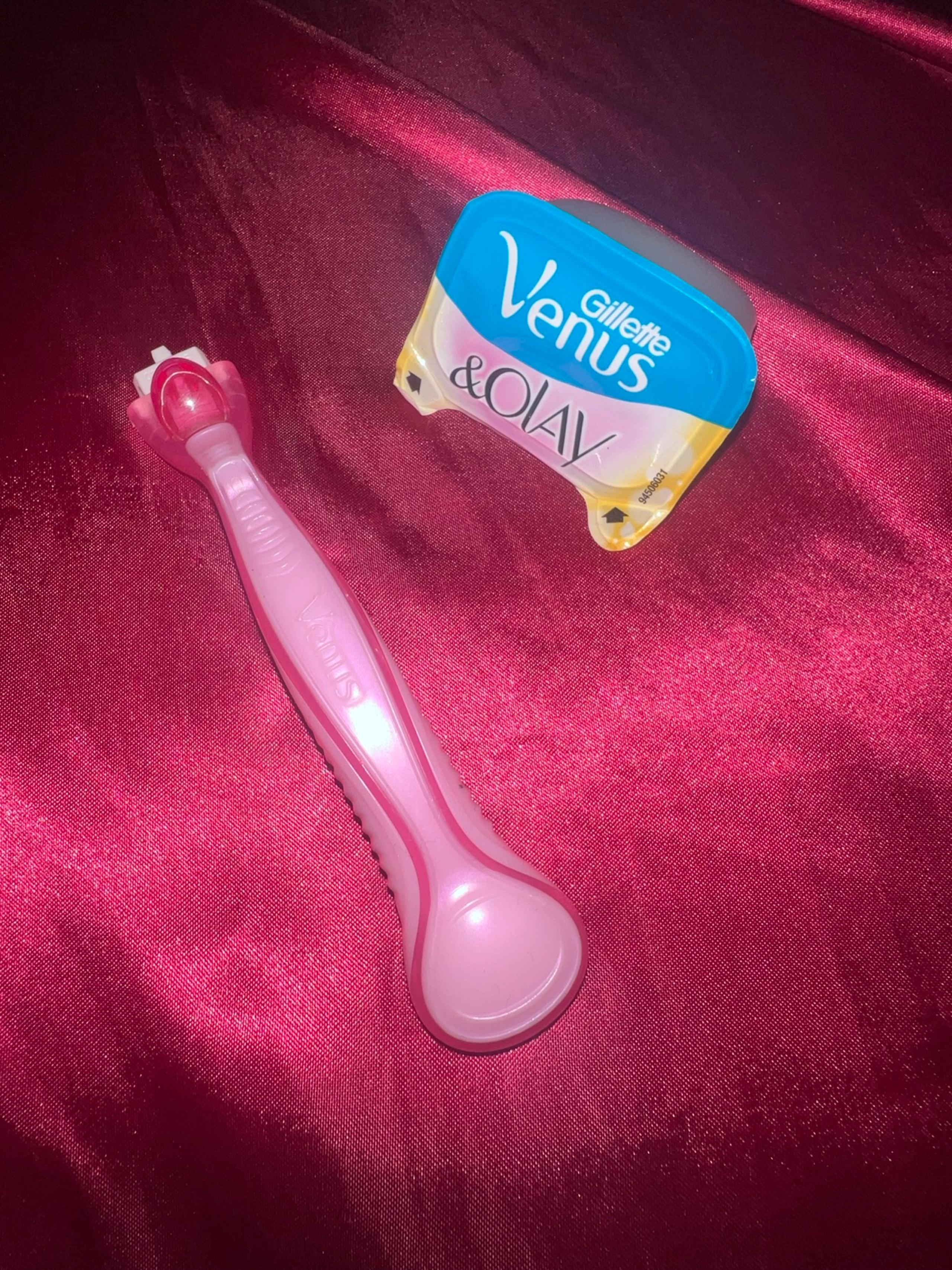 Olay Venus razor and cartridge in sugarberry