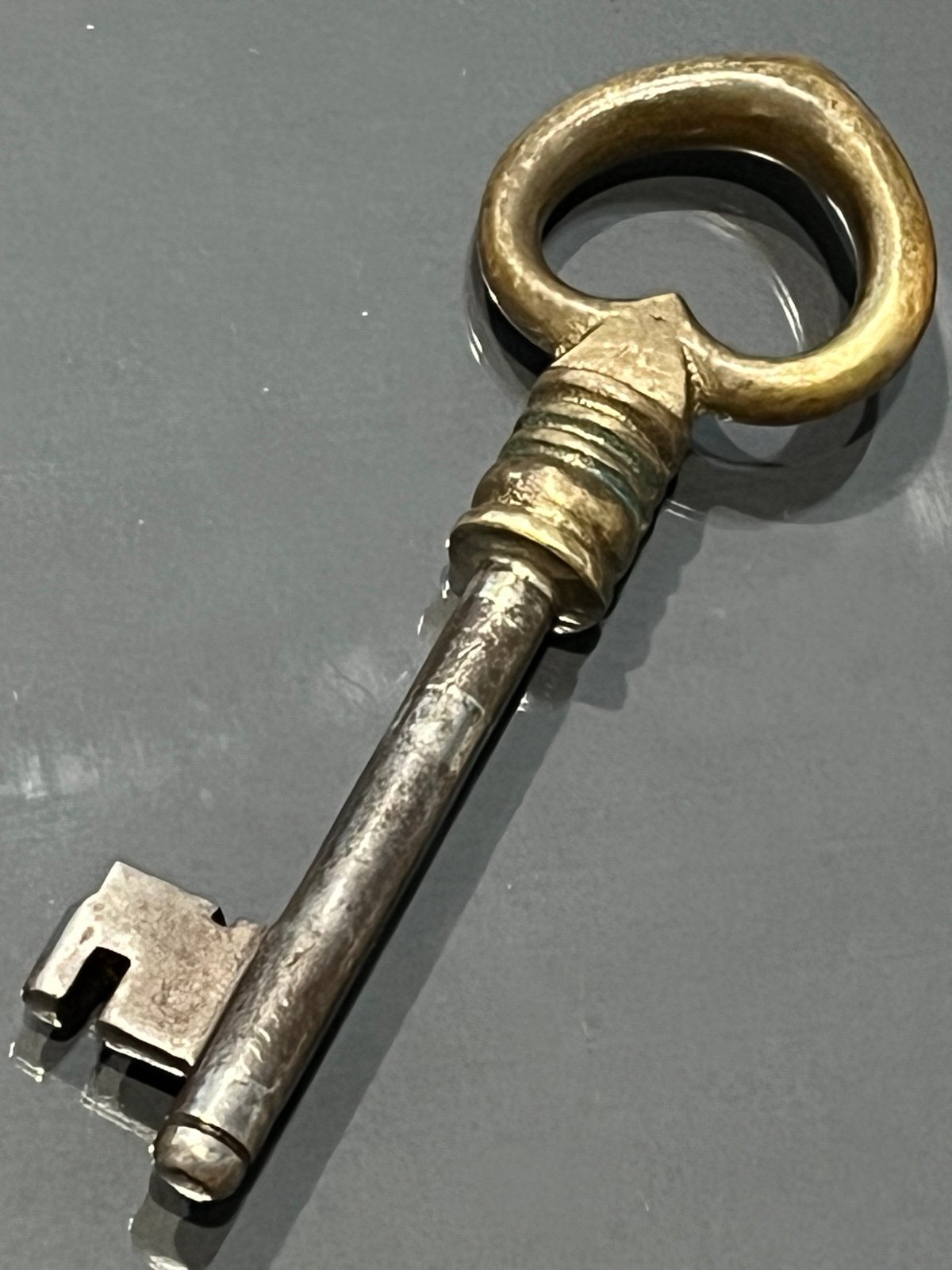 Early 1800s fancy thick brass bow & collar cabinet key 091524@