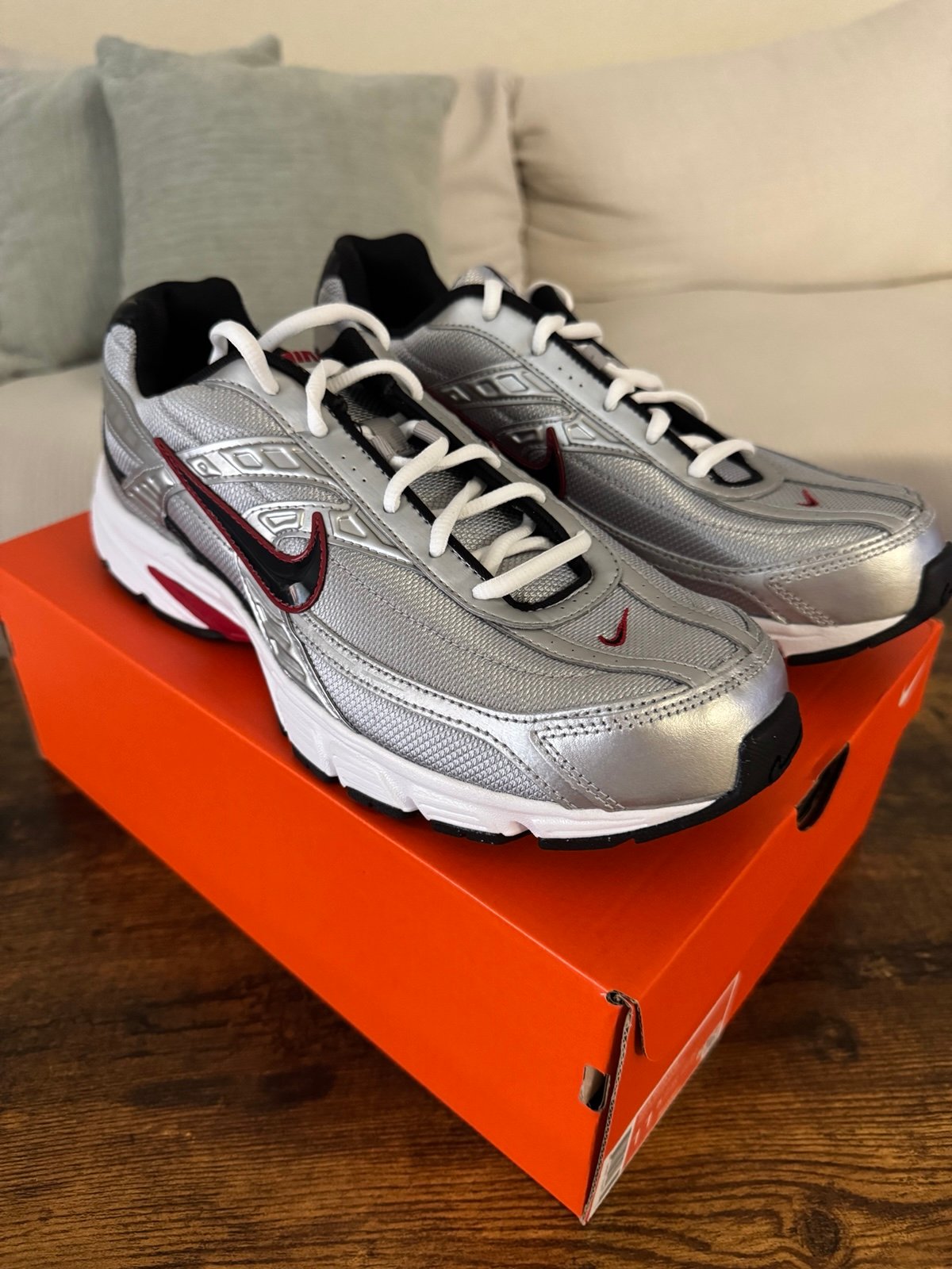 Nike Initiator Men’s 11.5 Metallic Silver Running Sneakers 394055-001 NEW