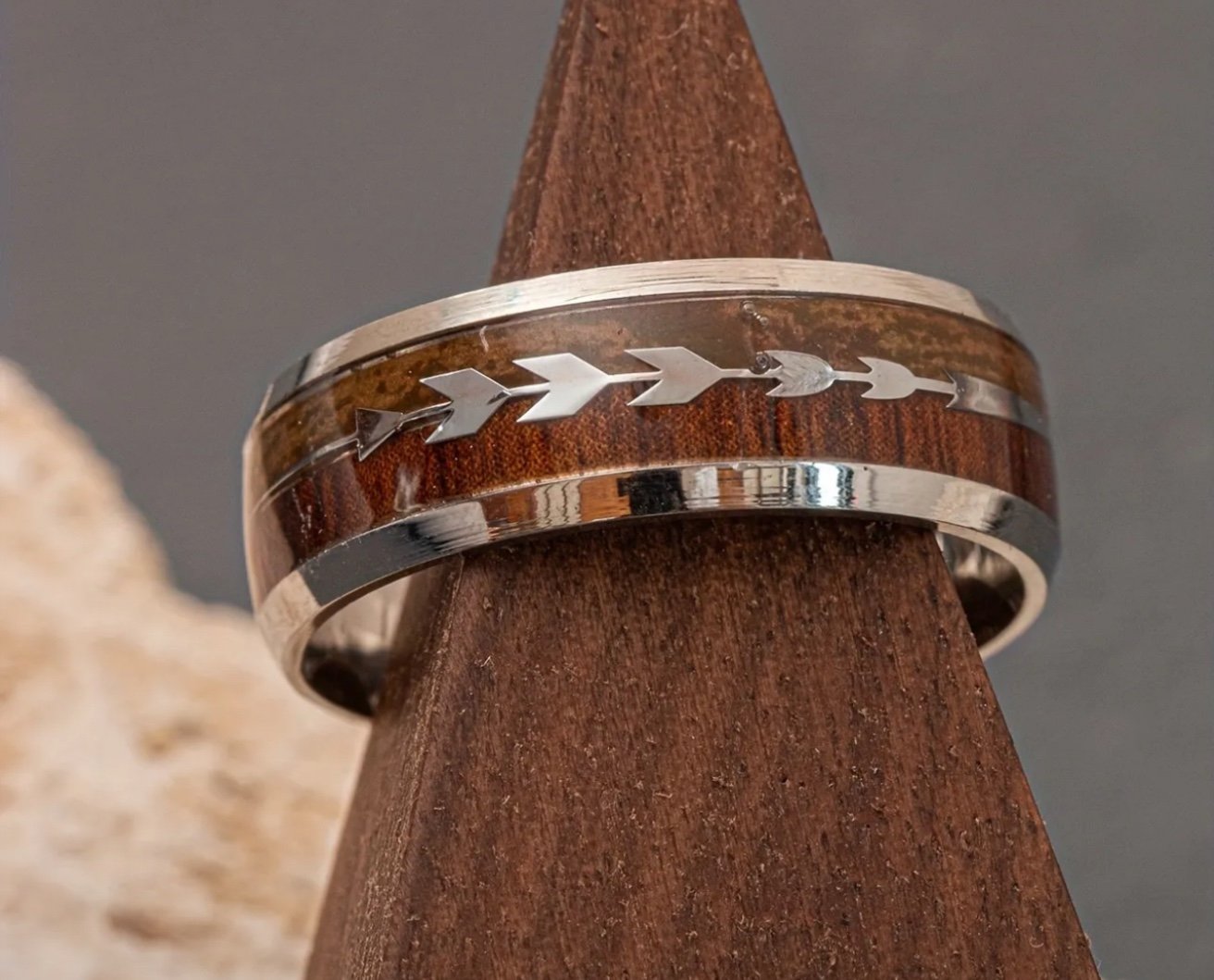 Men’s Wood Grain Arrow-Patterned Stainless Steel Ring, Exquisite NWT Sz 8