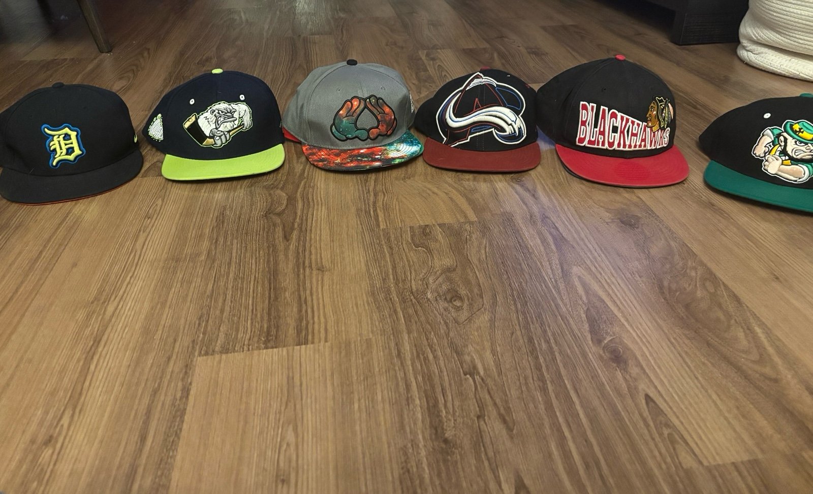 Hats - 6 hat lot (Detroit, Avalanche, Blackhawks)