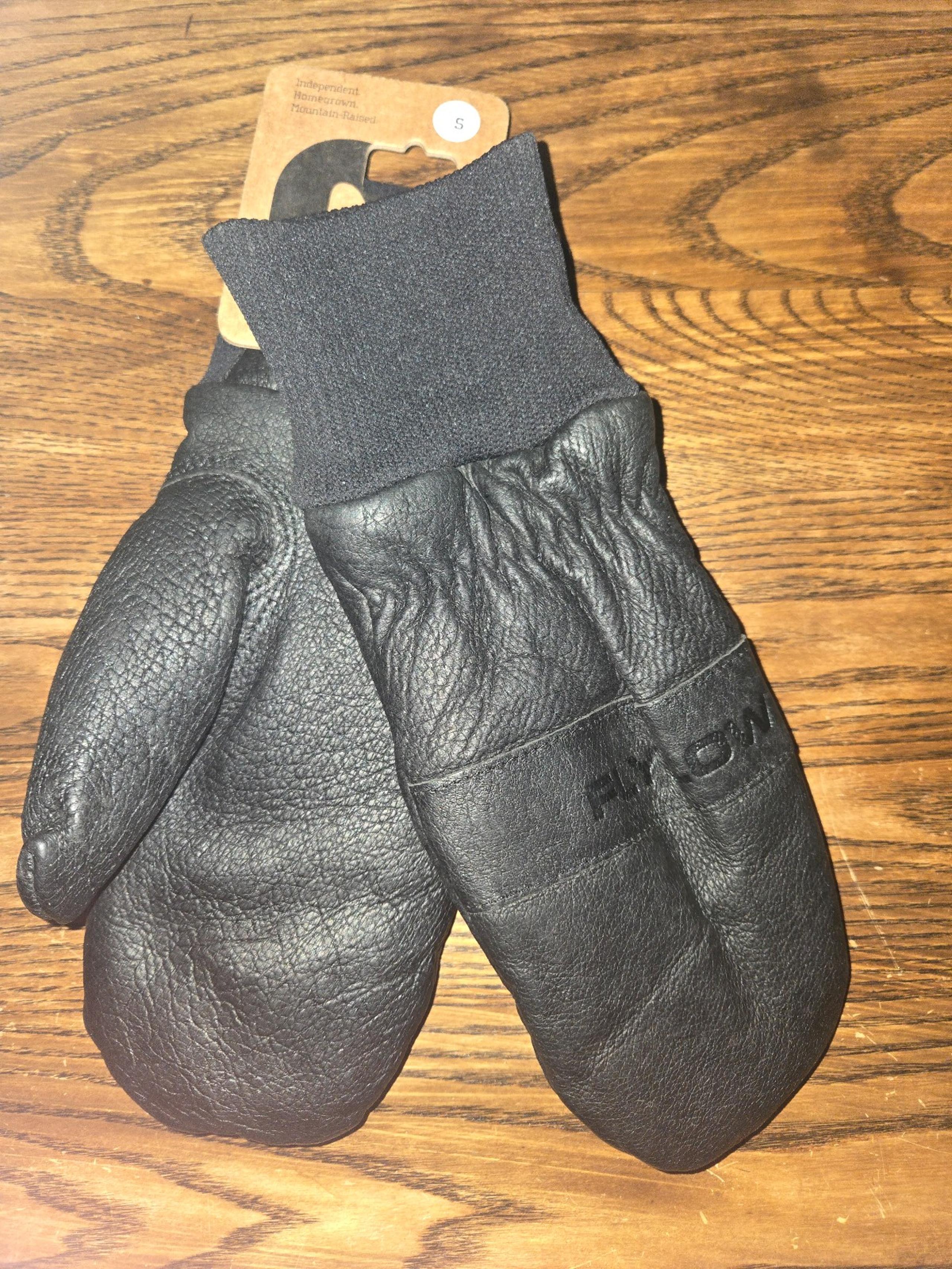 NEW! FlyLow Waterproof Black Winter Mittens SiZe Small
