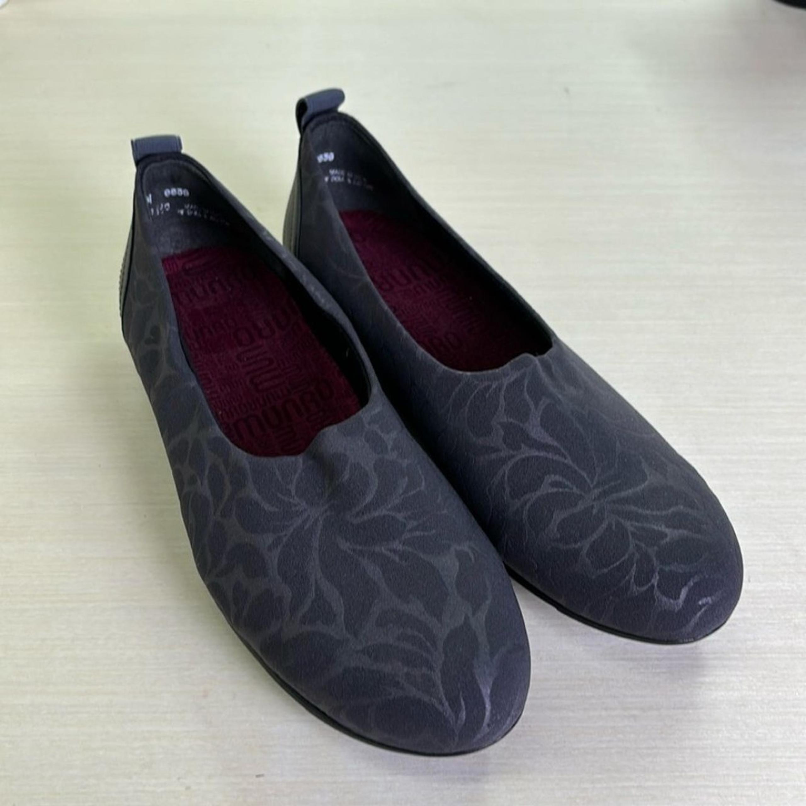 Munro Women's Shoes Sz 11M Black Floral Round Toe Flats Slip On
