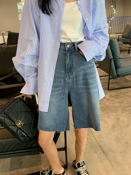 Denim shorts with rough edges