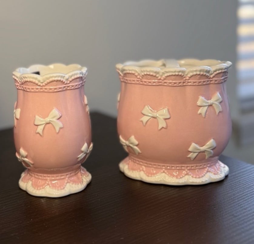 NWT Pink Bow Scalloped Edge Coquette Bathroom Set - 2 Pieces