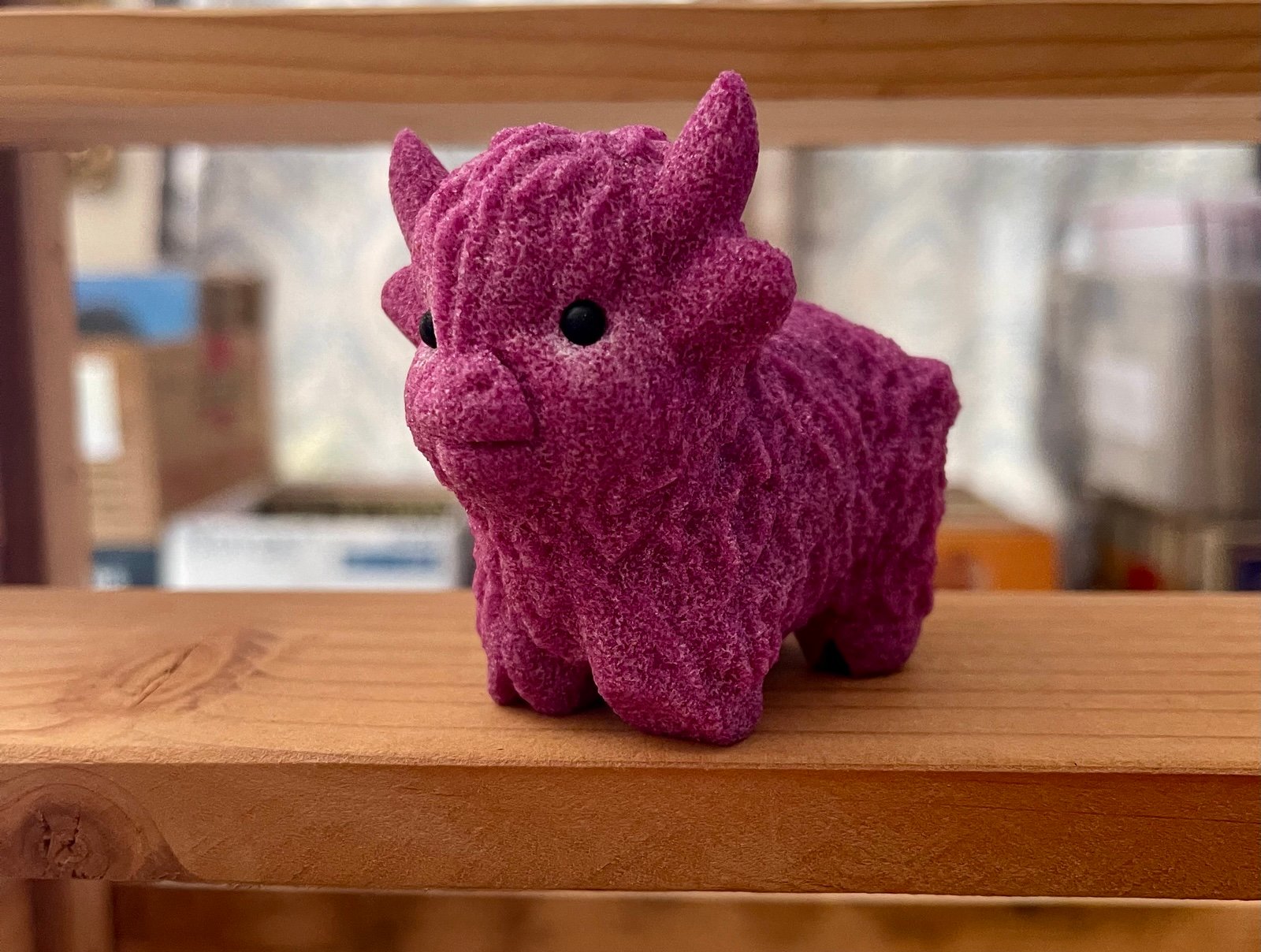 Authentic Honeycomb Ruby HIGHLAND COW Crystal Uv reactive 8 ounces 2.5 in tall